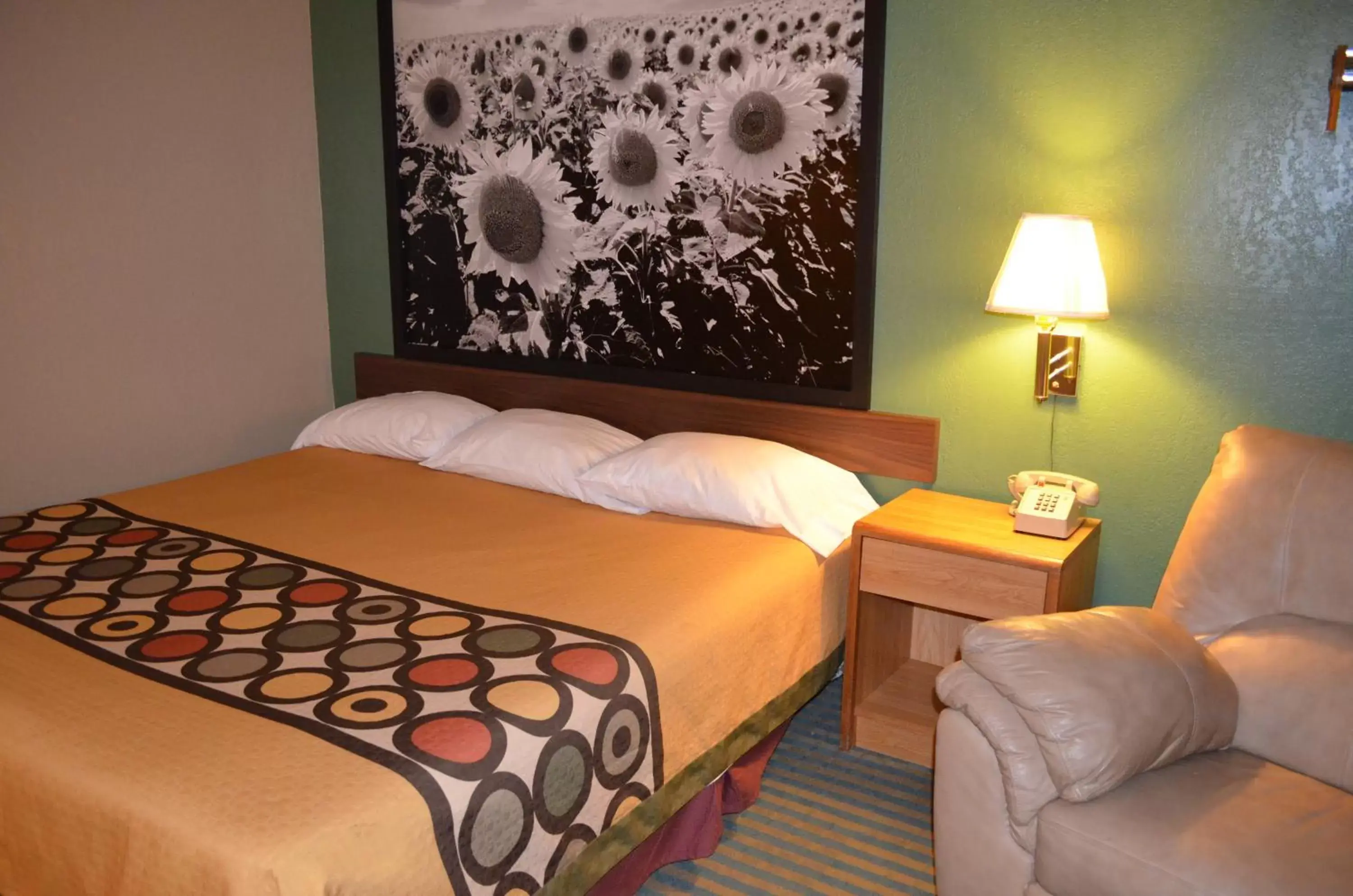 Photo of the whole room, Bed in Super 8 by Wyndham Devils Lake