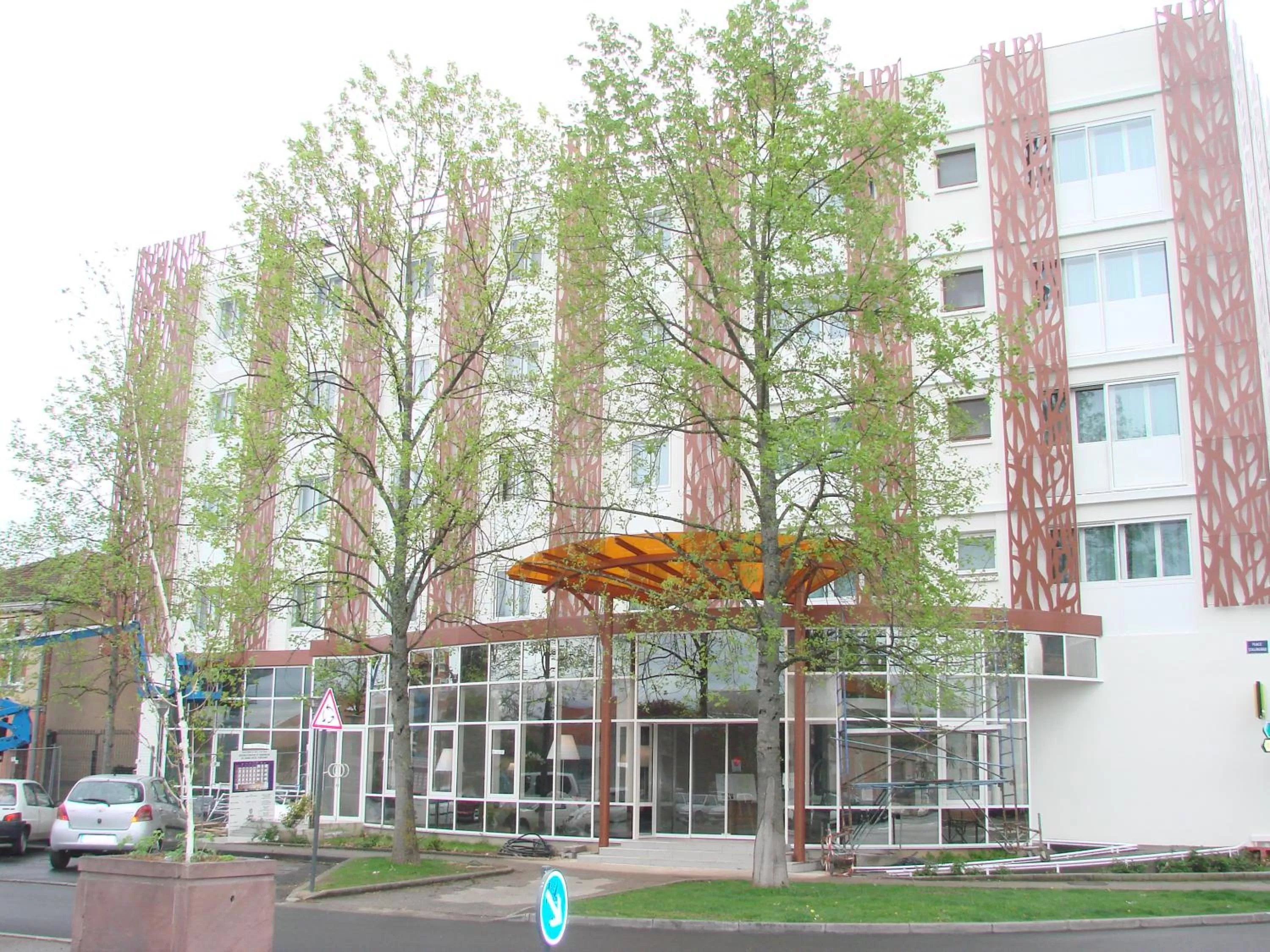 Facade/entrance in Logis Hotels Grand Hotel d'Orléans