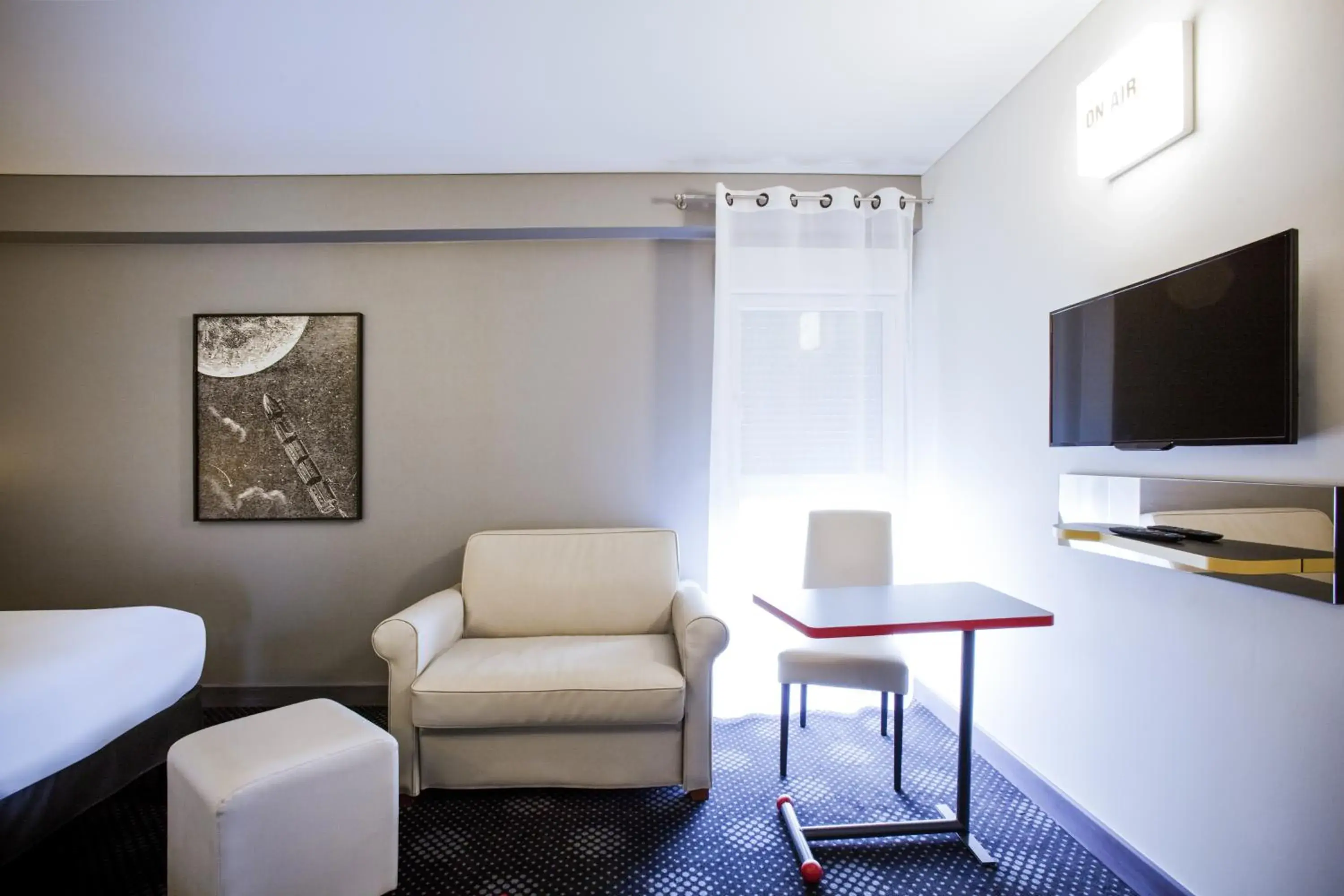 2 Connecting Double Rooms - Family Suite in ibis Styles Paris Mairie de Montreuil