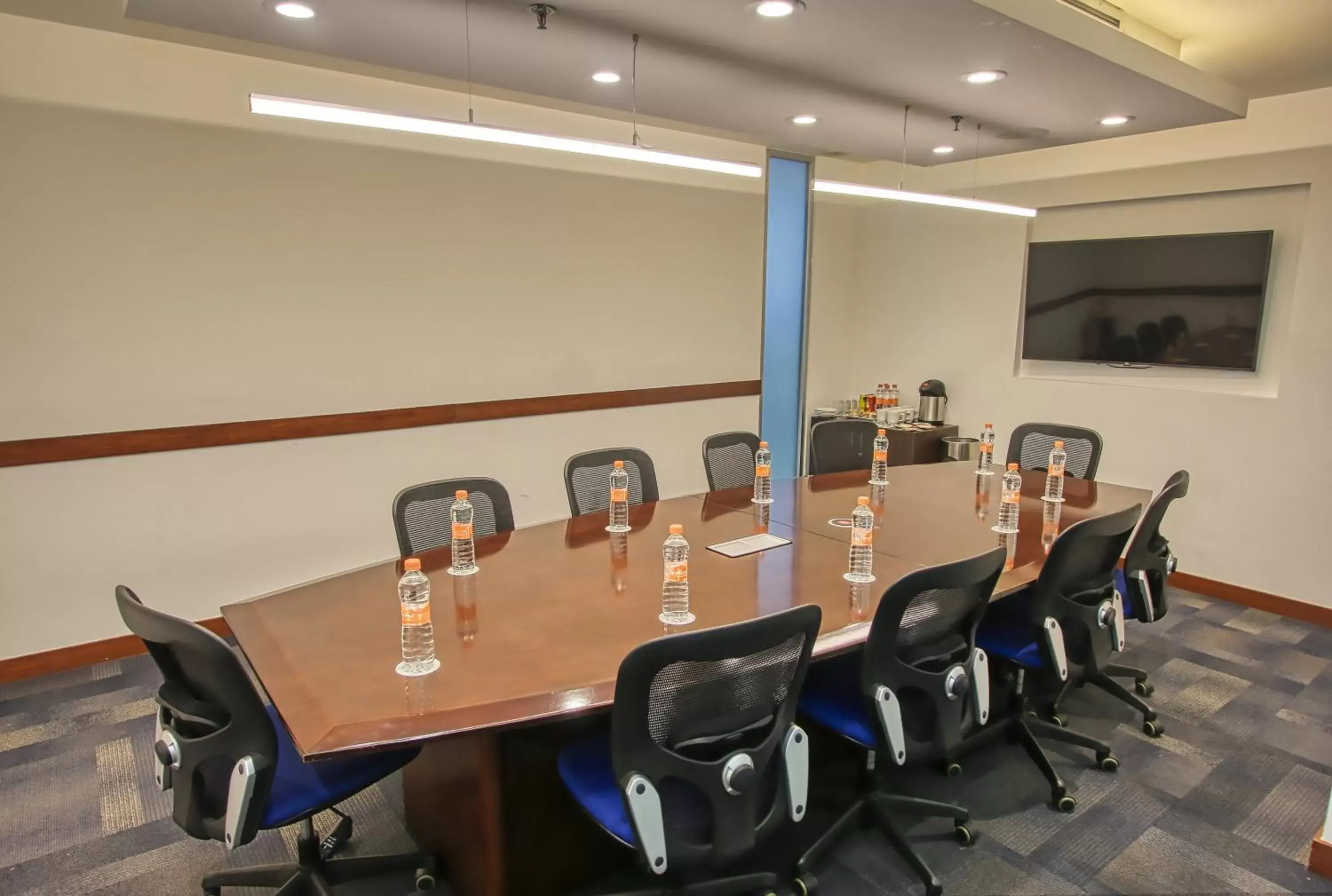 Meeting/conference room in Holiday Inn Leon, an IHG Hotel