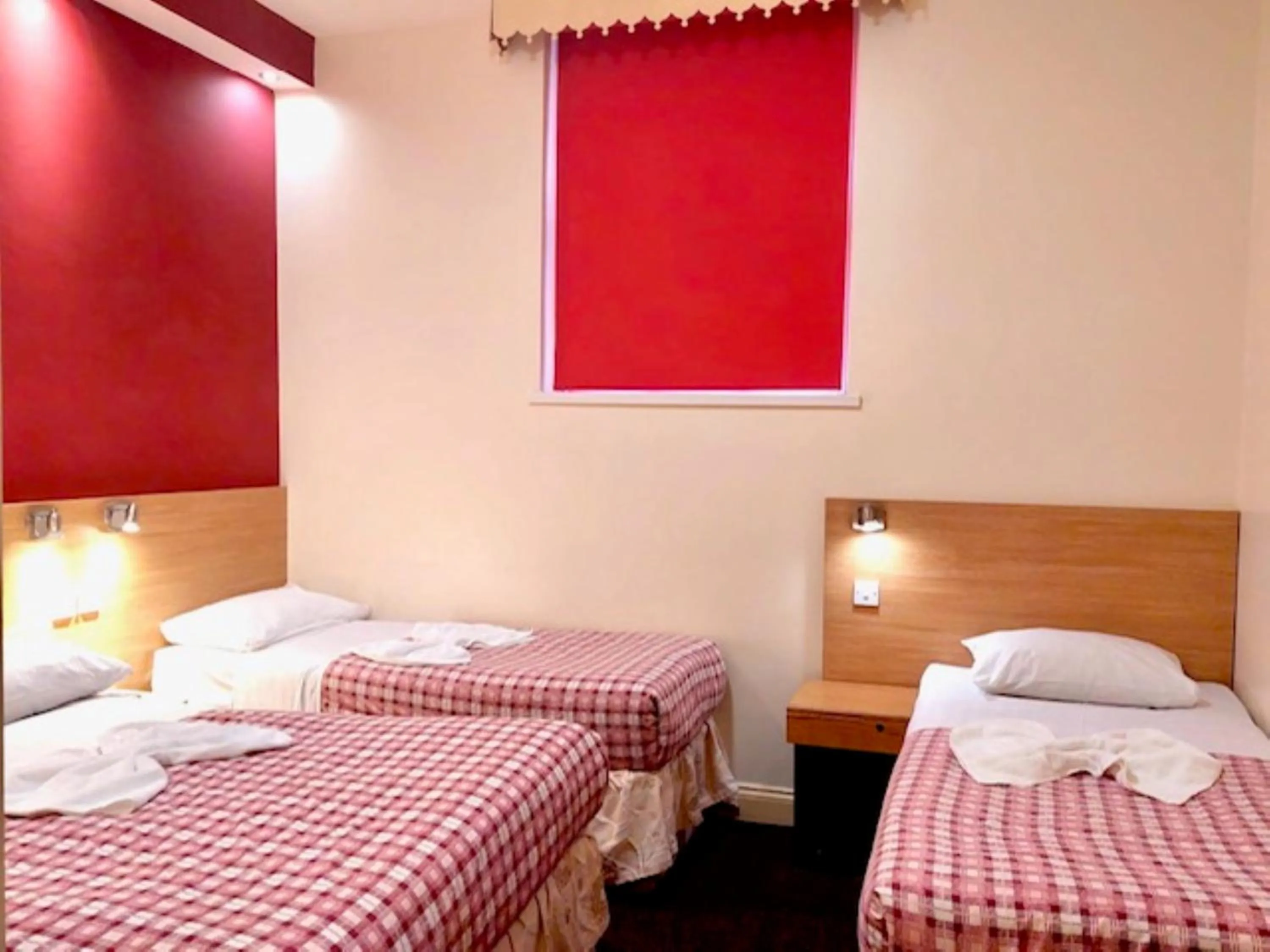 Photo of the whole room, Bed in Carlton Hotel