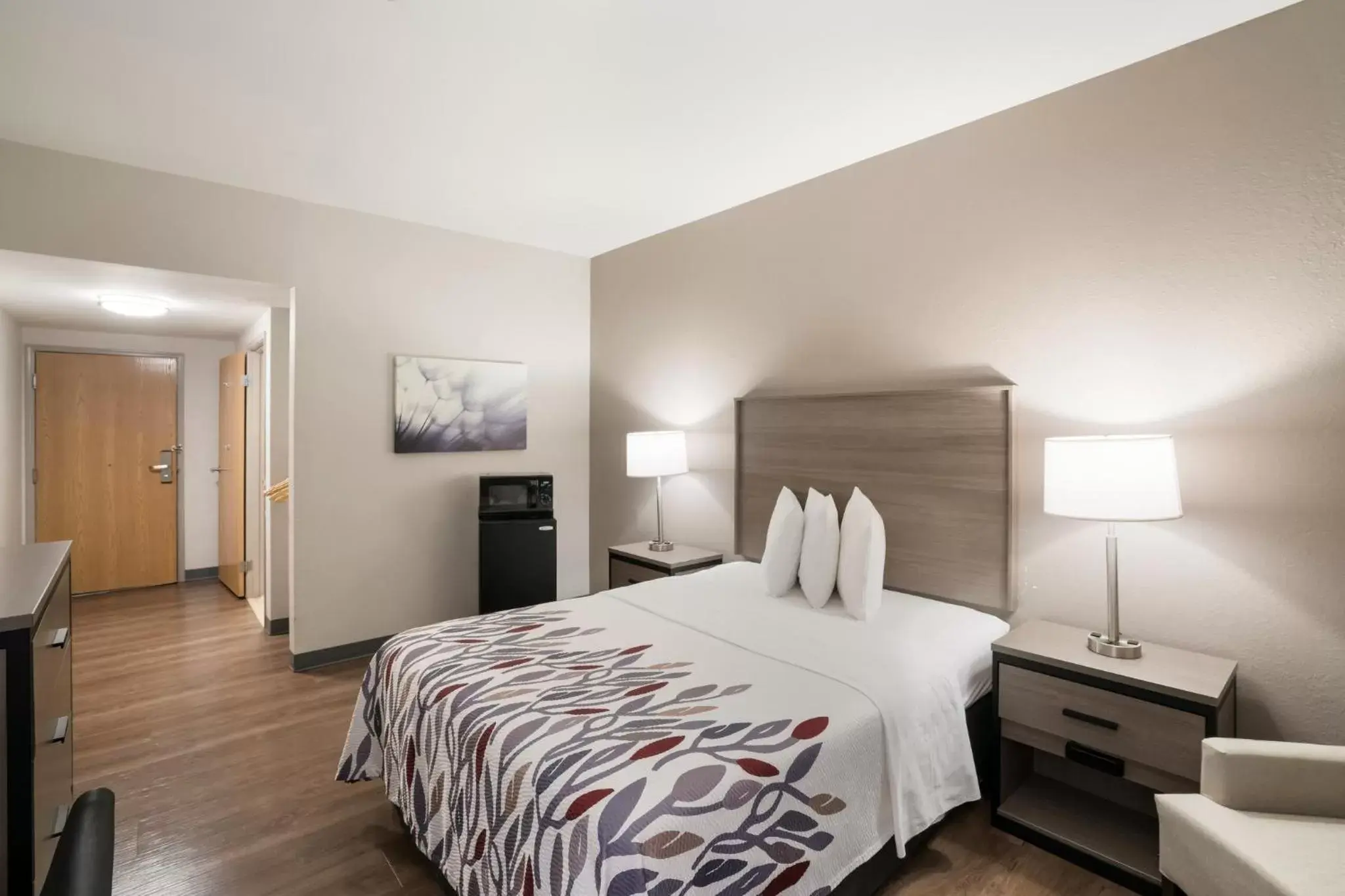 Bedroom, Bed in Red Roof Inn & Suites Carrollton, GA - West Georgia
