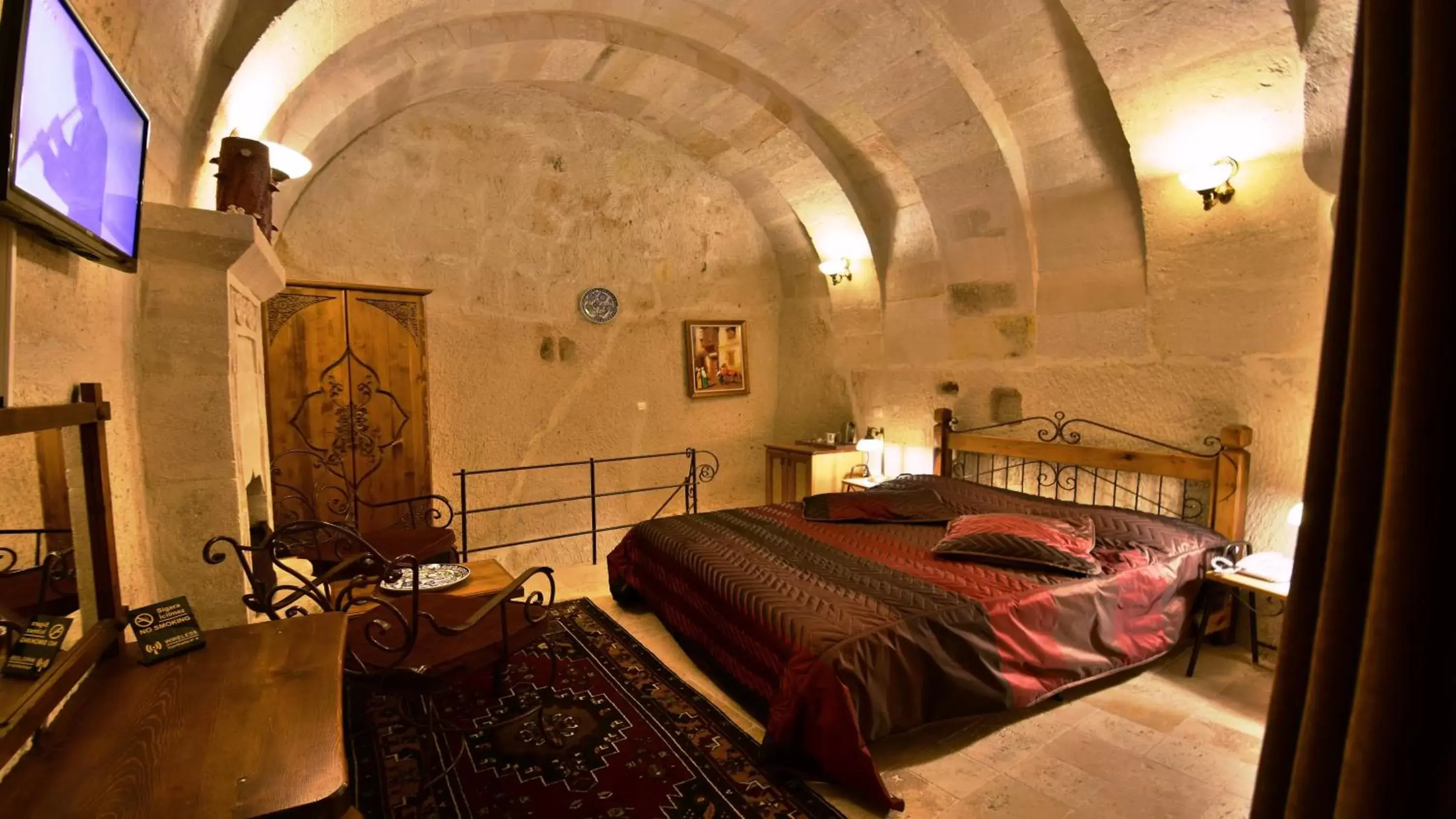 Bed in Harman Cave Hotel