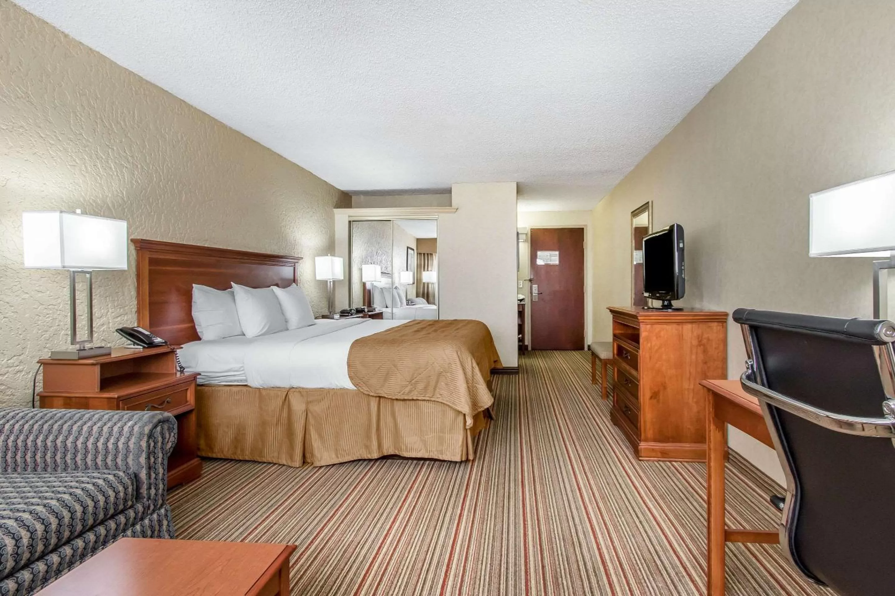 Photo of the whole room, Bed in Clarion Hotel Broken Arrow - Tulsa