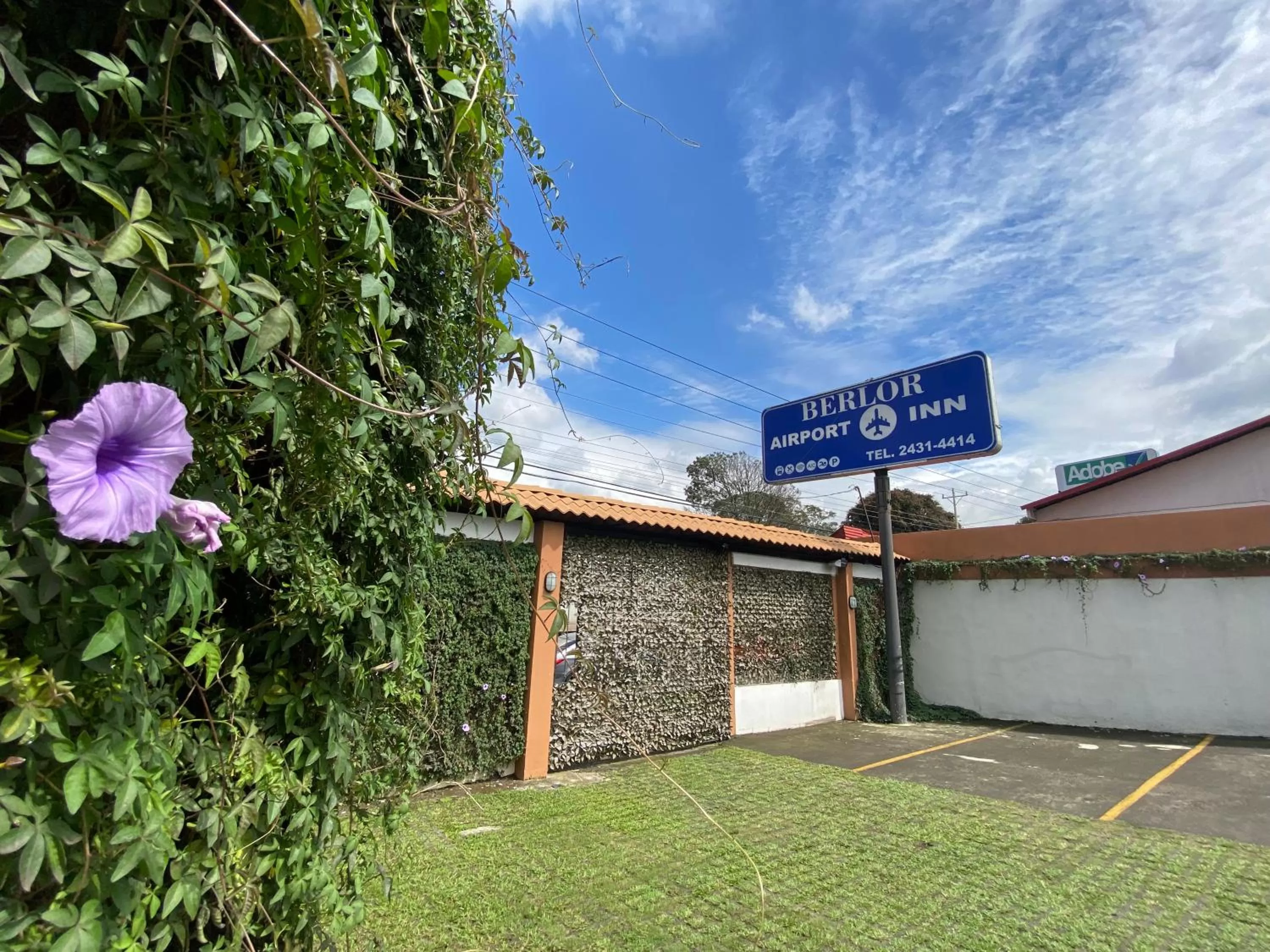 Logo/Certificate/Sign in Berlor Airport Inn