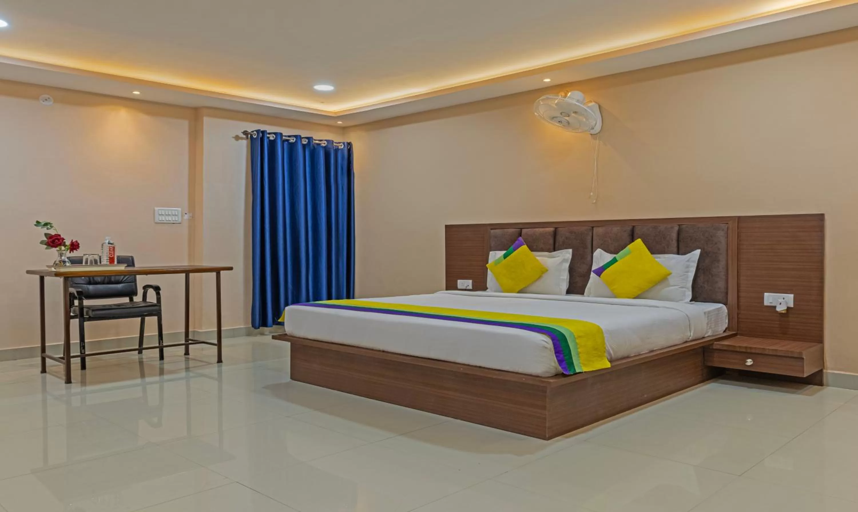Photo of the whole room, Bed in Itsy Hotels Kashi Grand, BHU