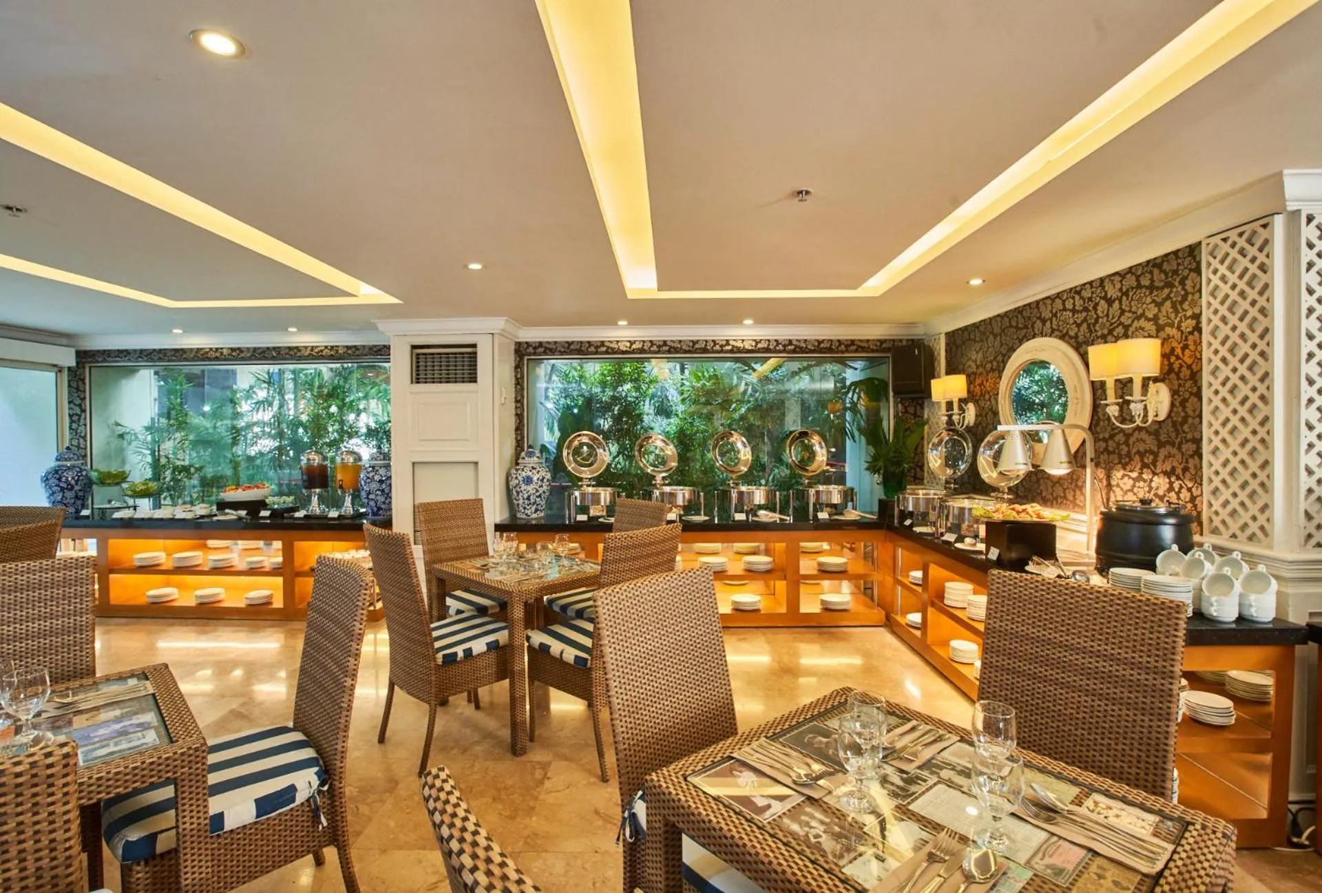 Restaurant/places to eat in Orchid Garden Suites