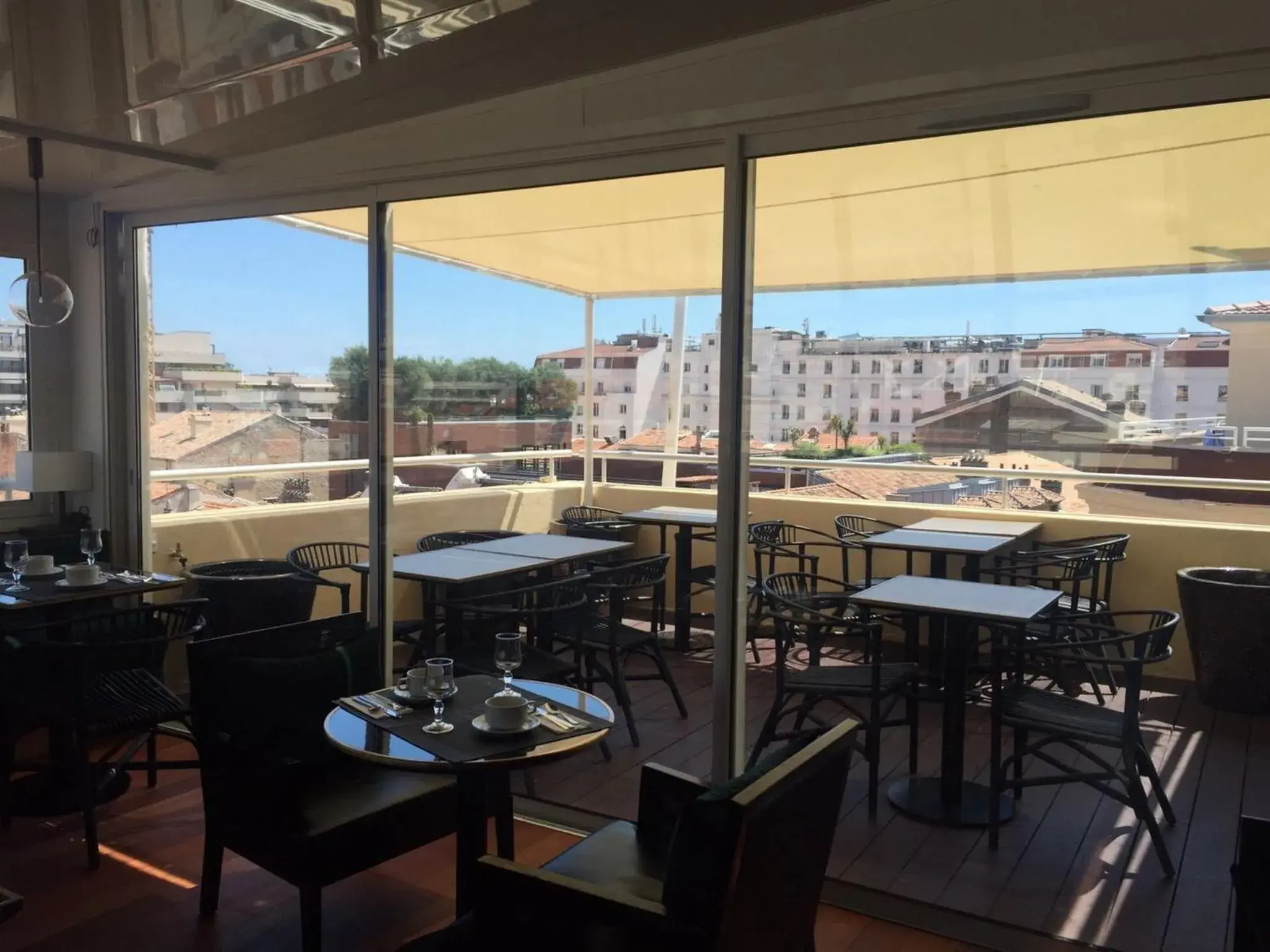 Balcony/Terrace, Restaurant/Places to Eat in Cannes Center Univers Hotel (future Mercure)