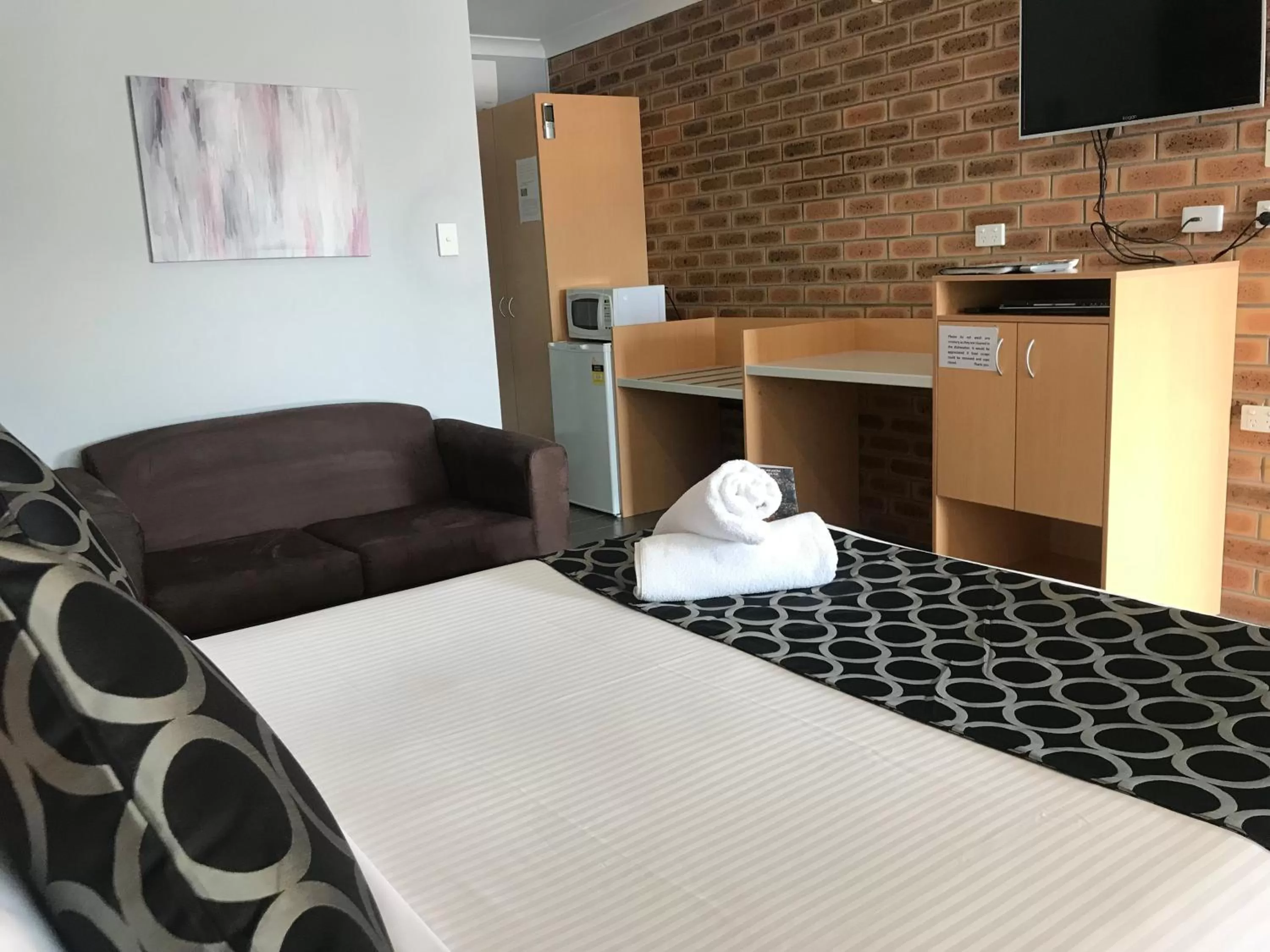 Bed in Jumbuck Motor Inn