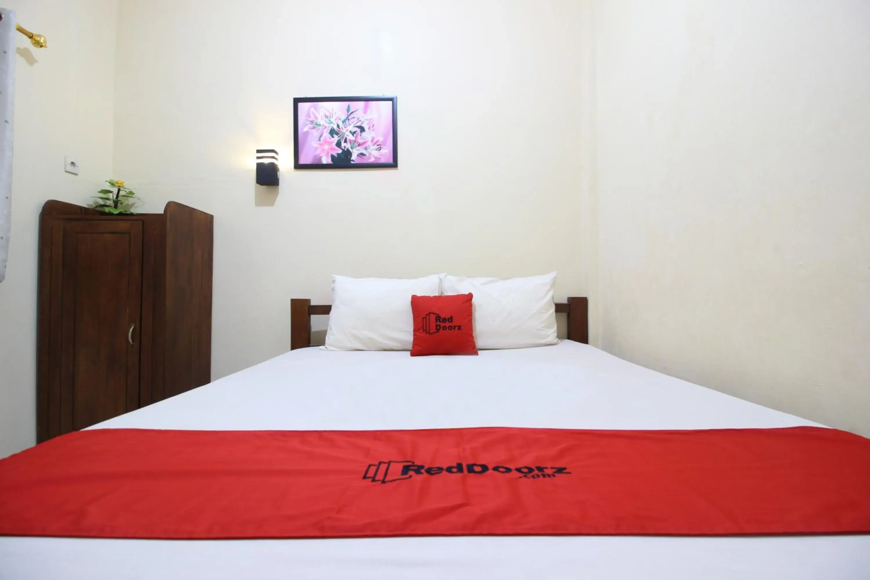 Bedroom, Bed in RedDoorz @ Jalan Parangtritis