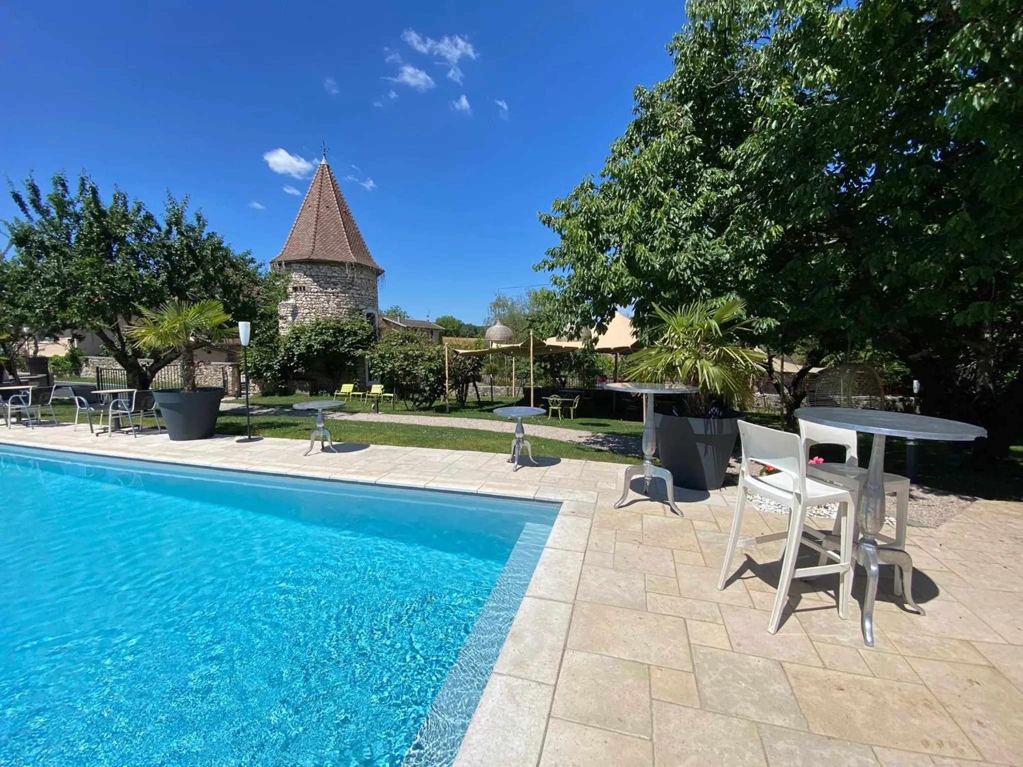Pool view in Domaine de Suzel