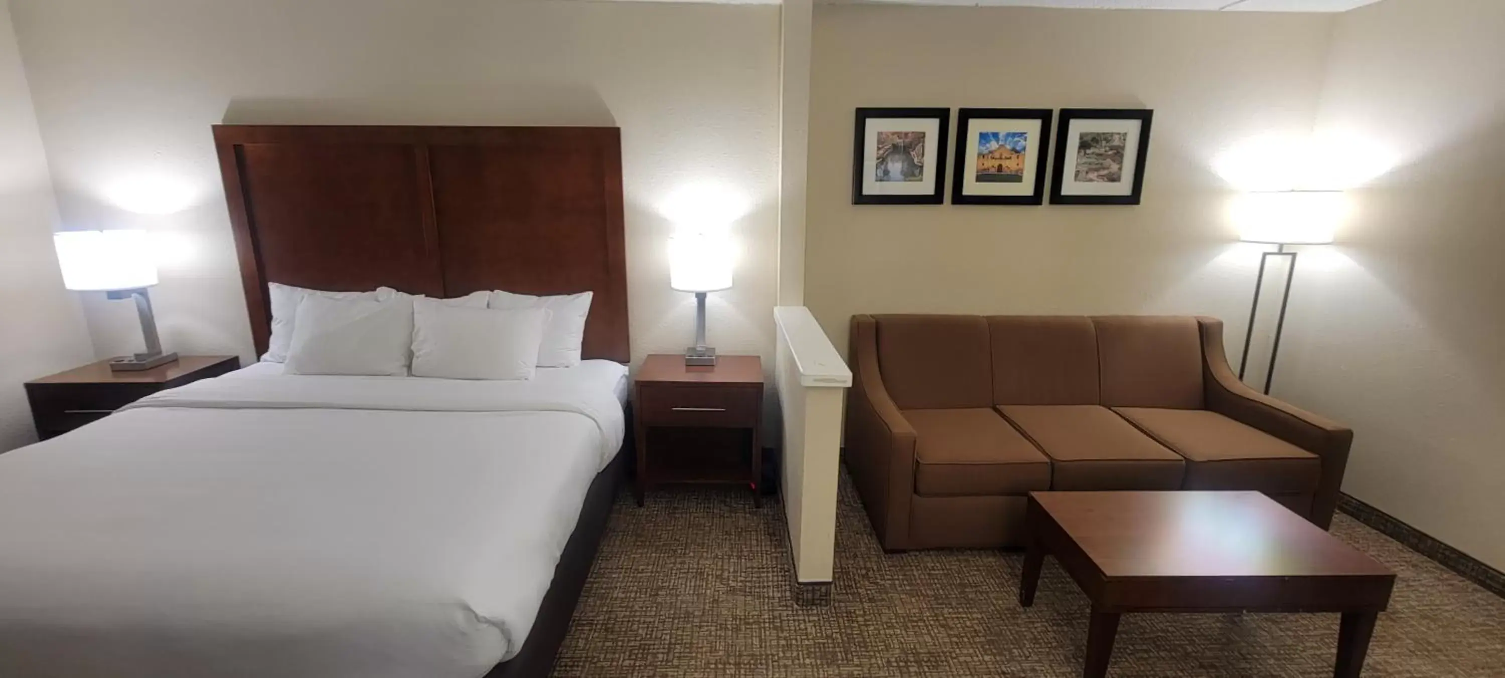 Photo of the whole room, Bed in Comfort Inn & Suites San Antonio Airport
