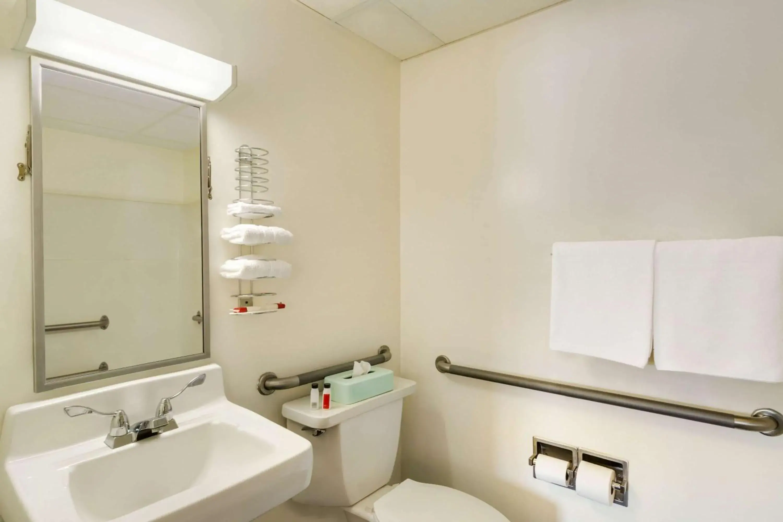 Bathroom in Travelodge by Wyndham Niagara Falls