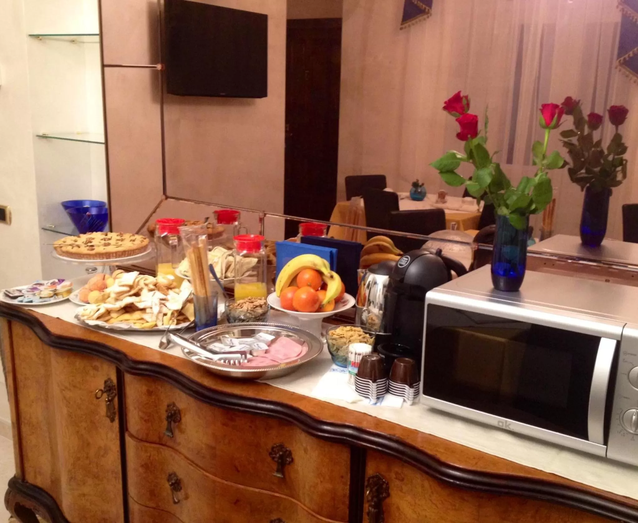 Communal lounge/ TV room in B&B Roma Royal Residence