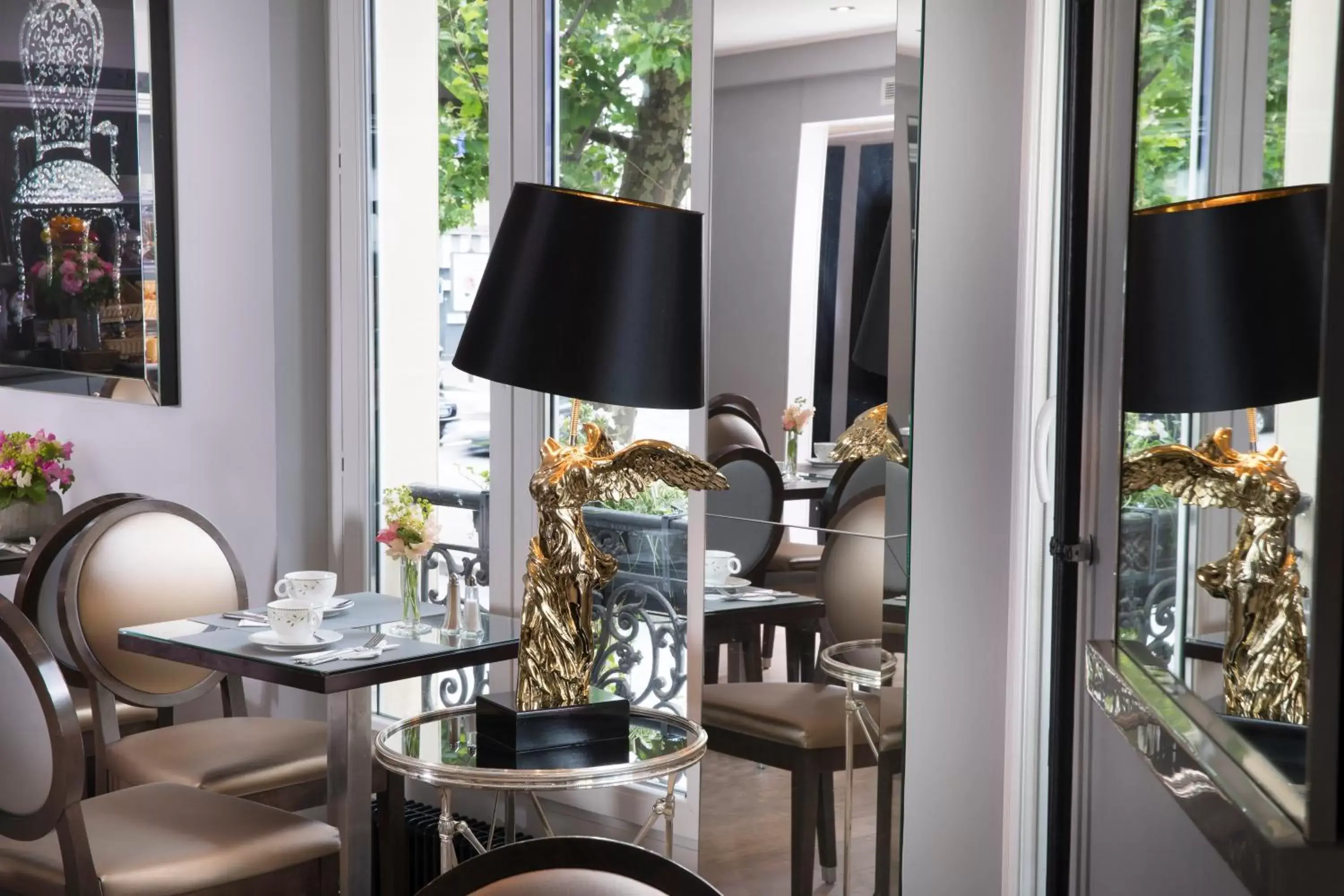 Restaurant/places to eat in Hotel Plaza Elysées