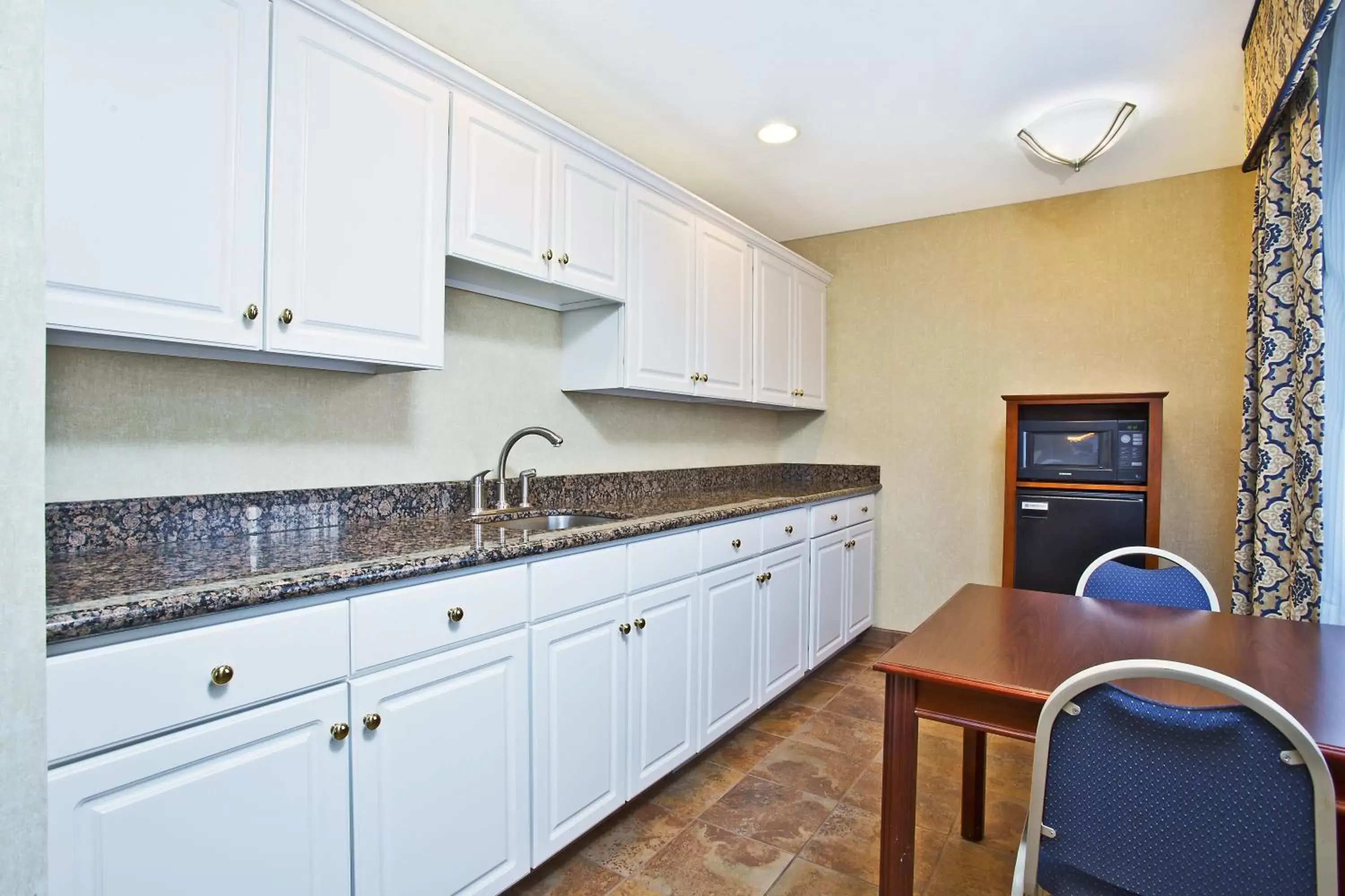 Photo of the whole room, Kitchen/Kitchenette in Holiday Inn Express Hotel & Suites Wabash, an IHG Hotel