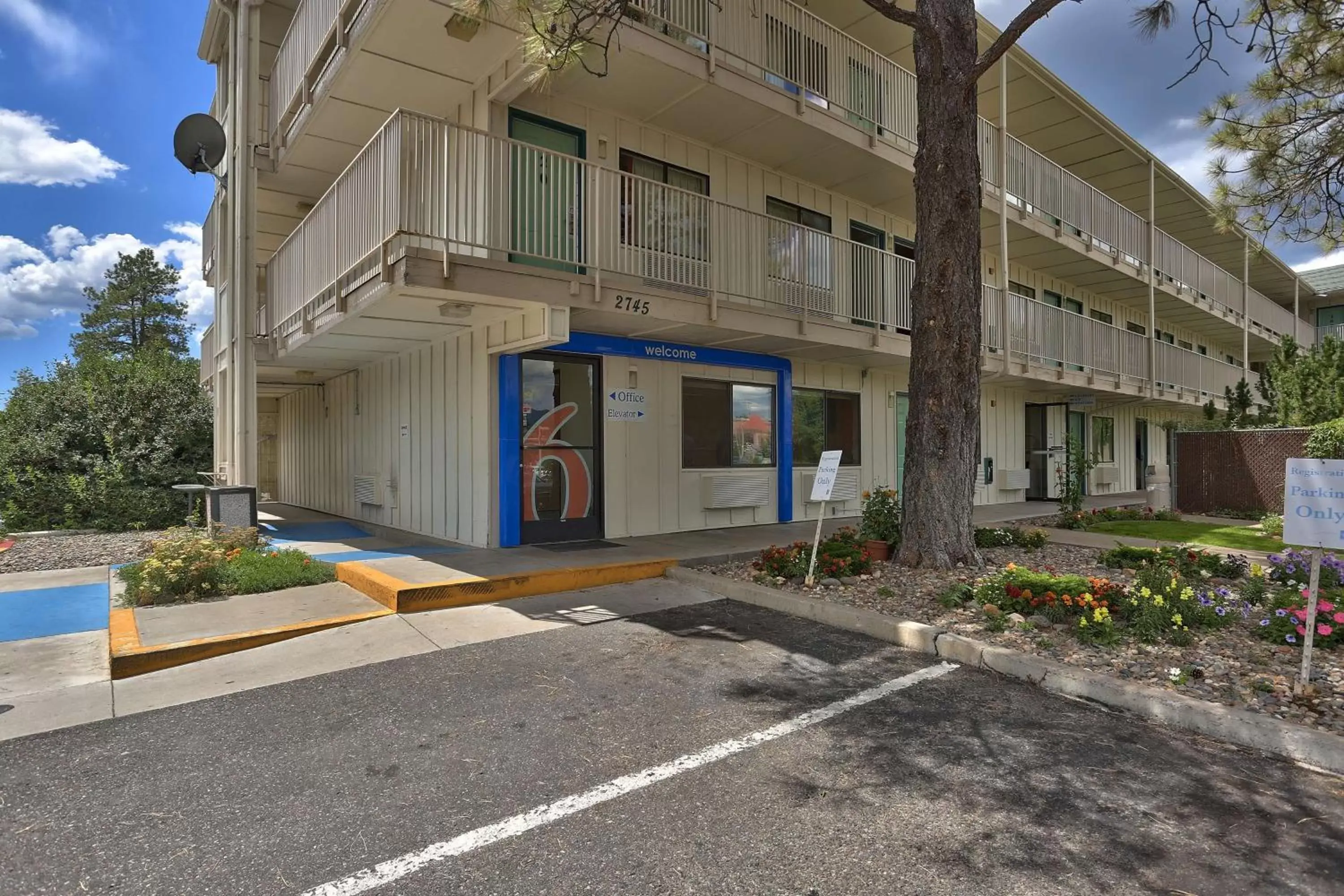 Property building, Facade/Entrance in Motel 6-Flagstaff, AZ - West - Woodland Village