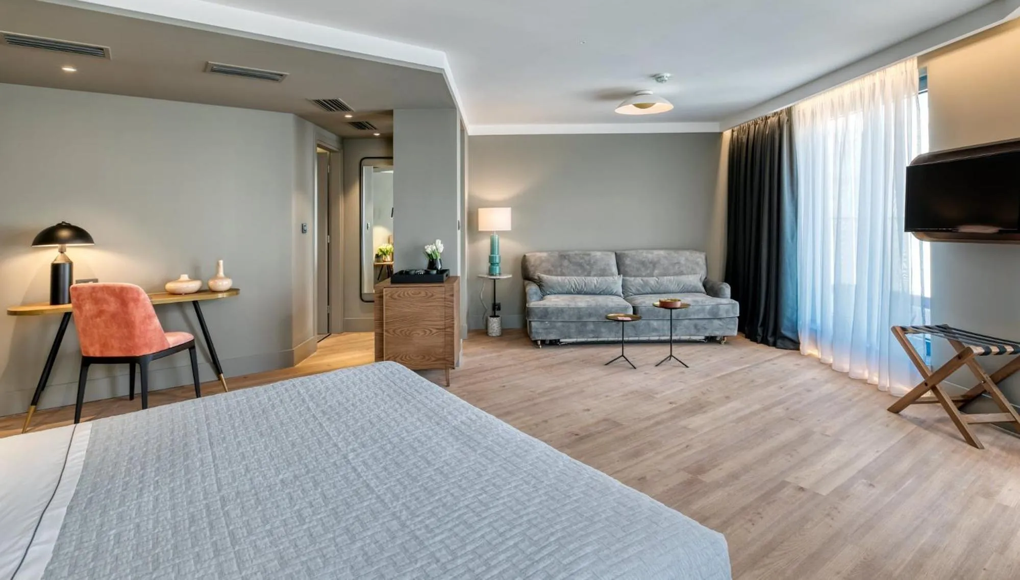 Bed, TV/Entertainment Center in Blend Hotel