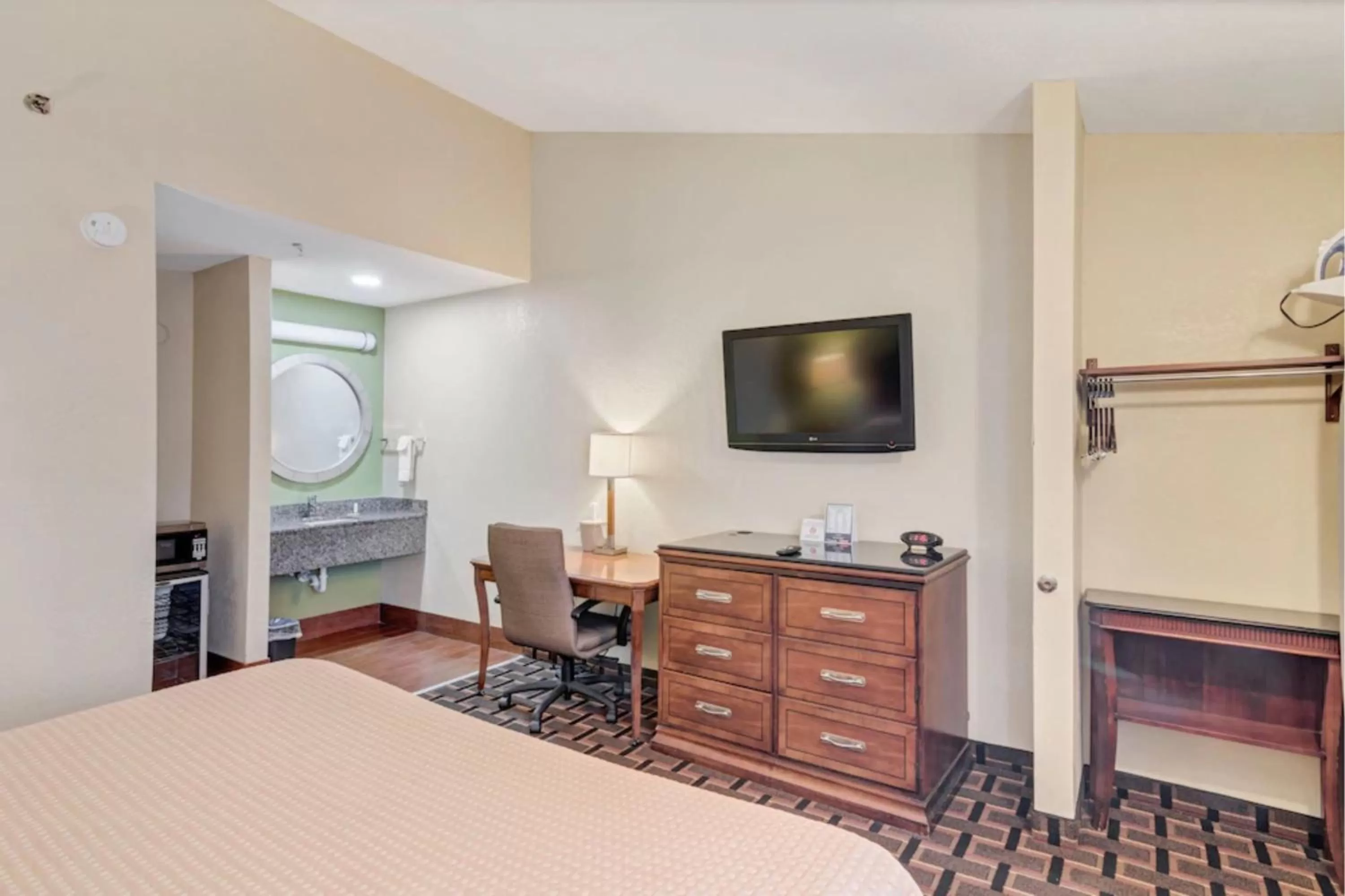 Bed in Savannah Garden Hotel