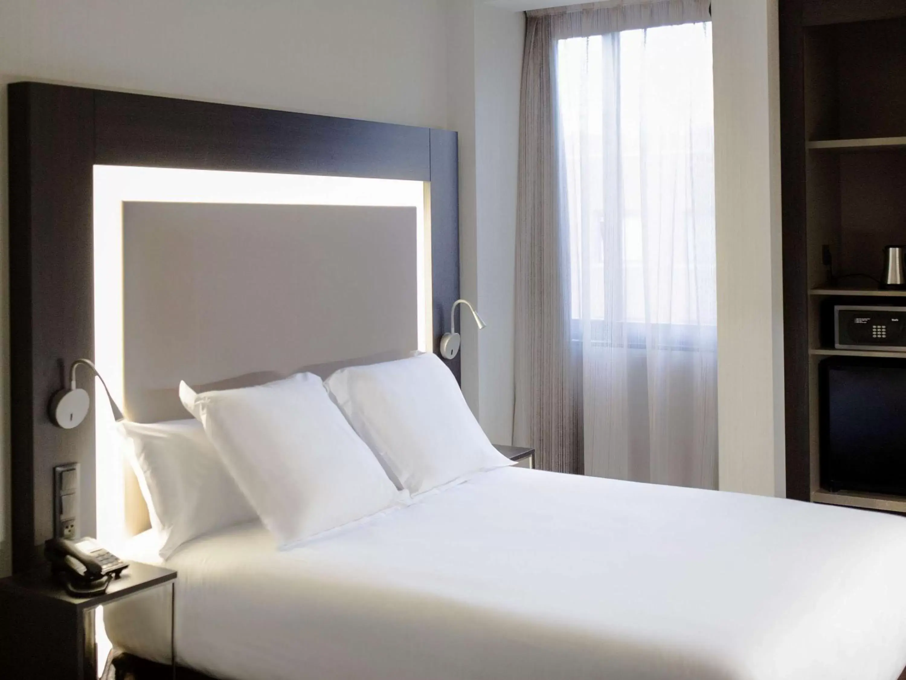 Photo of the whole room, Bed in Novotel Madrid Center