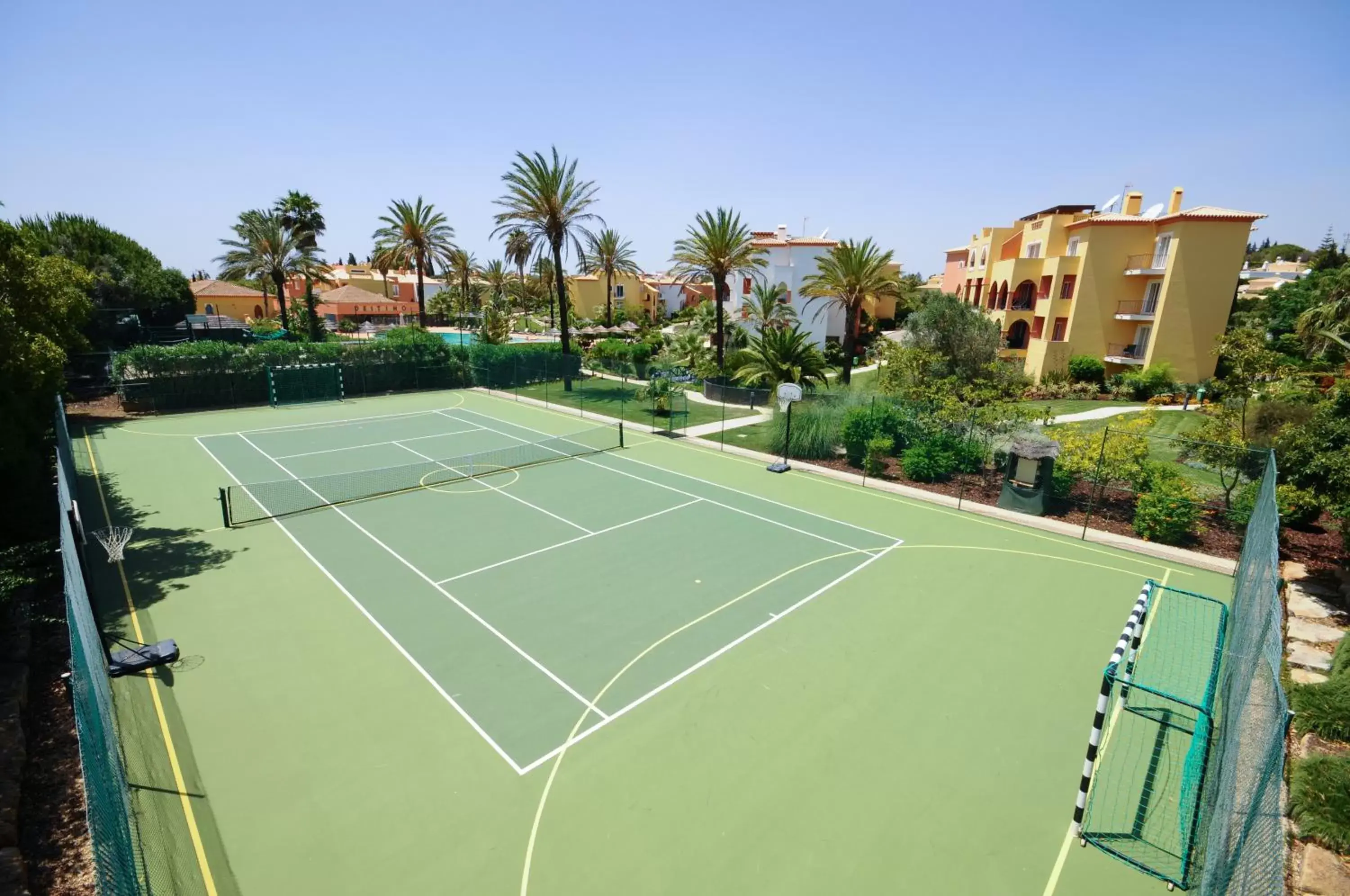 Tennis court, Tennis/Squash in Jardim da Meia Praia Resort