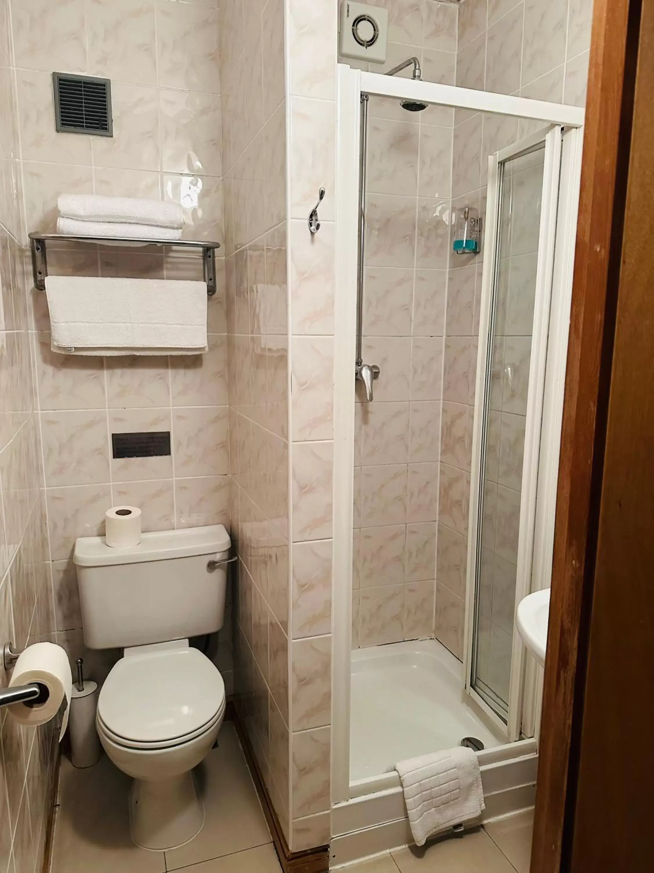 Shower, Bathroom in Acorn Lodge Gatwick