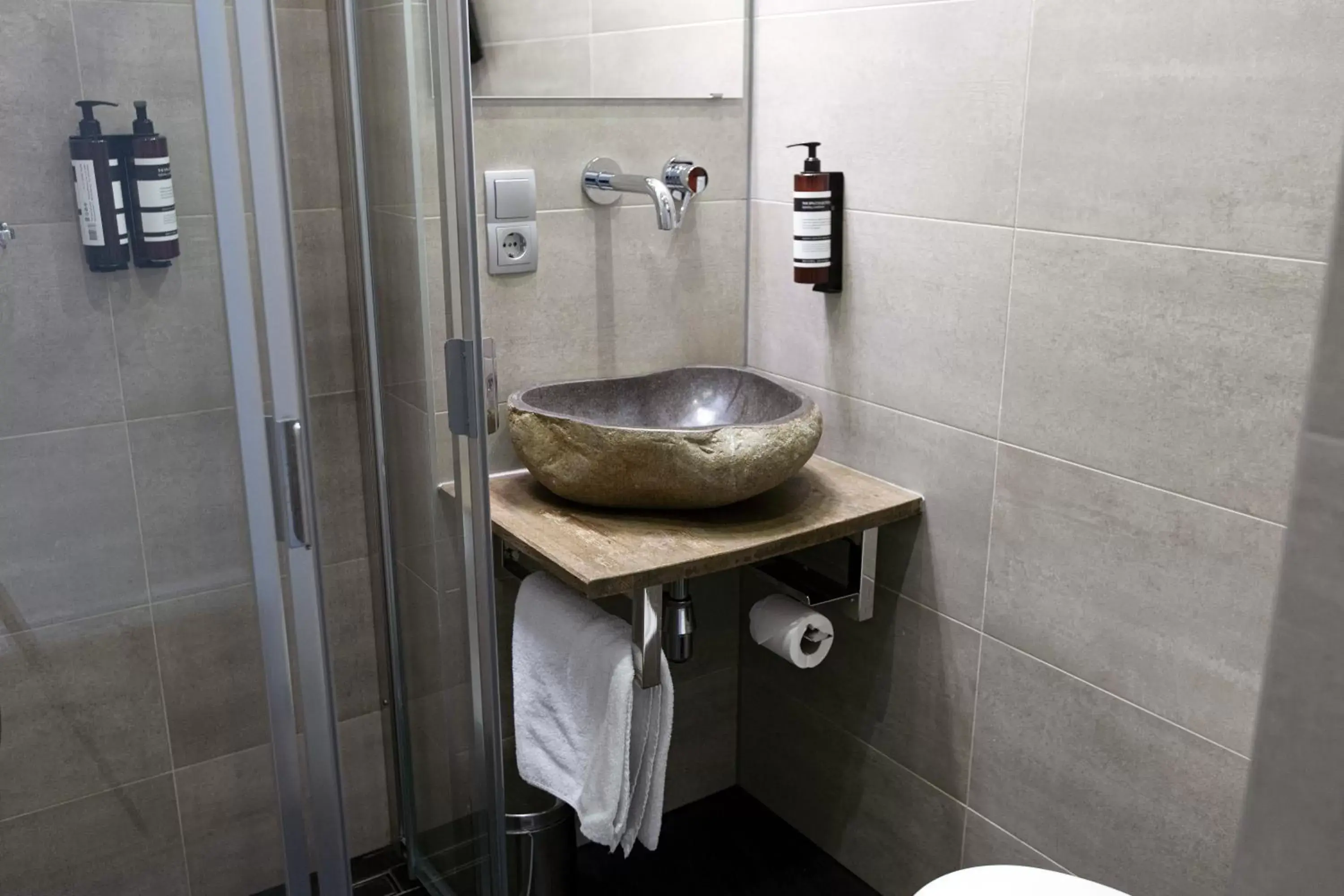 Bathroom in Quentin England Hotel