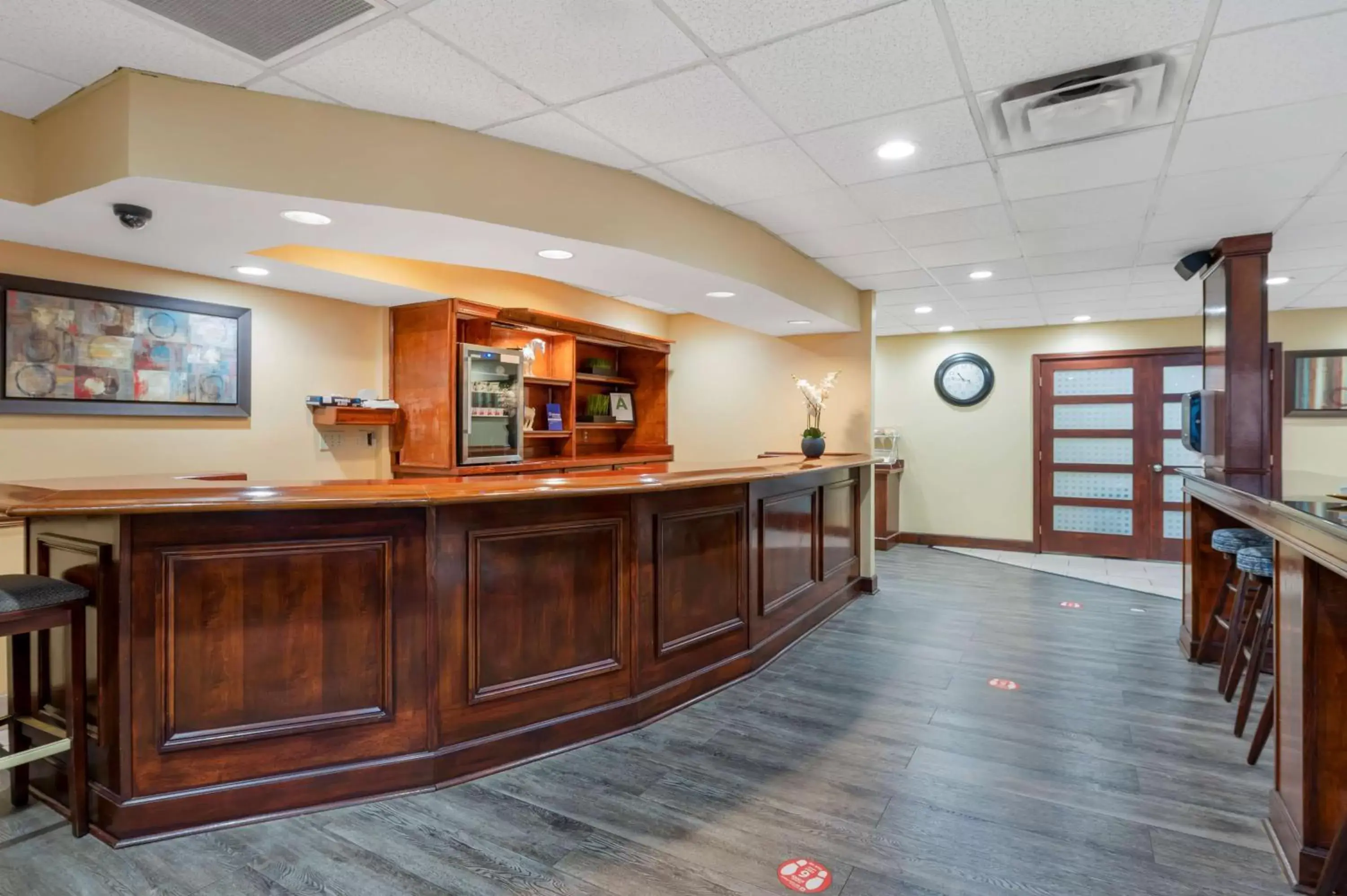 Breakfast, Lobby/Reception in Best Western Louisville East Inn & Suites