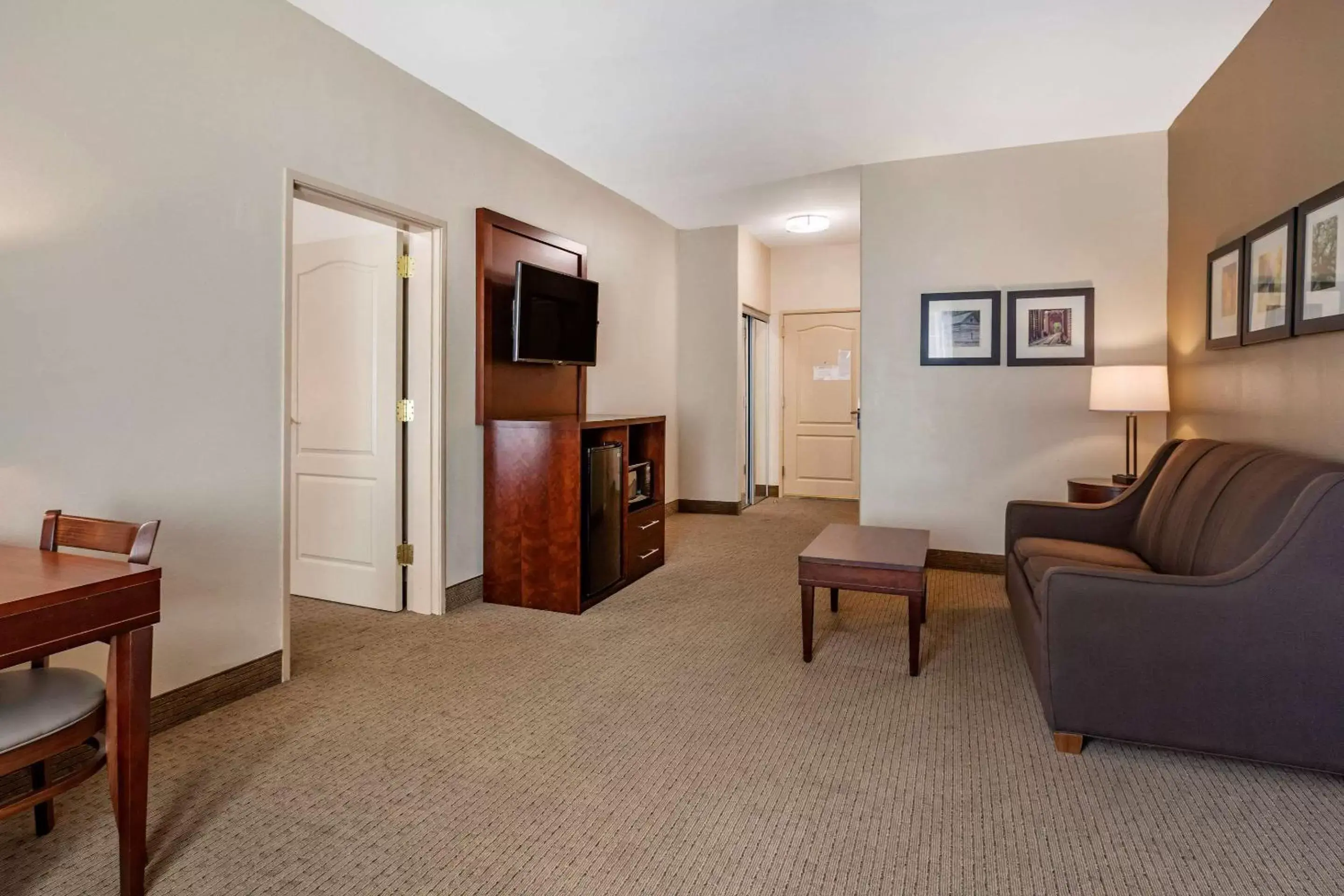 Photo of the whole room, Seating Area in Comfort Inn & Suites Villa Rica