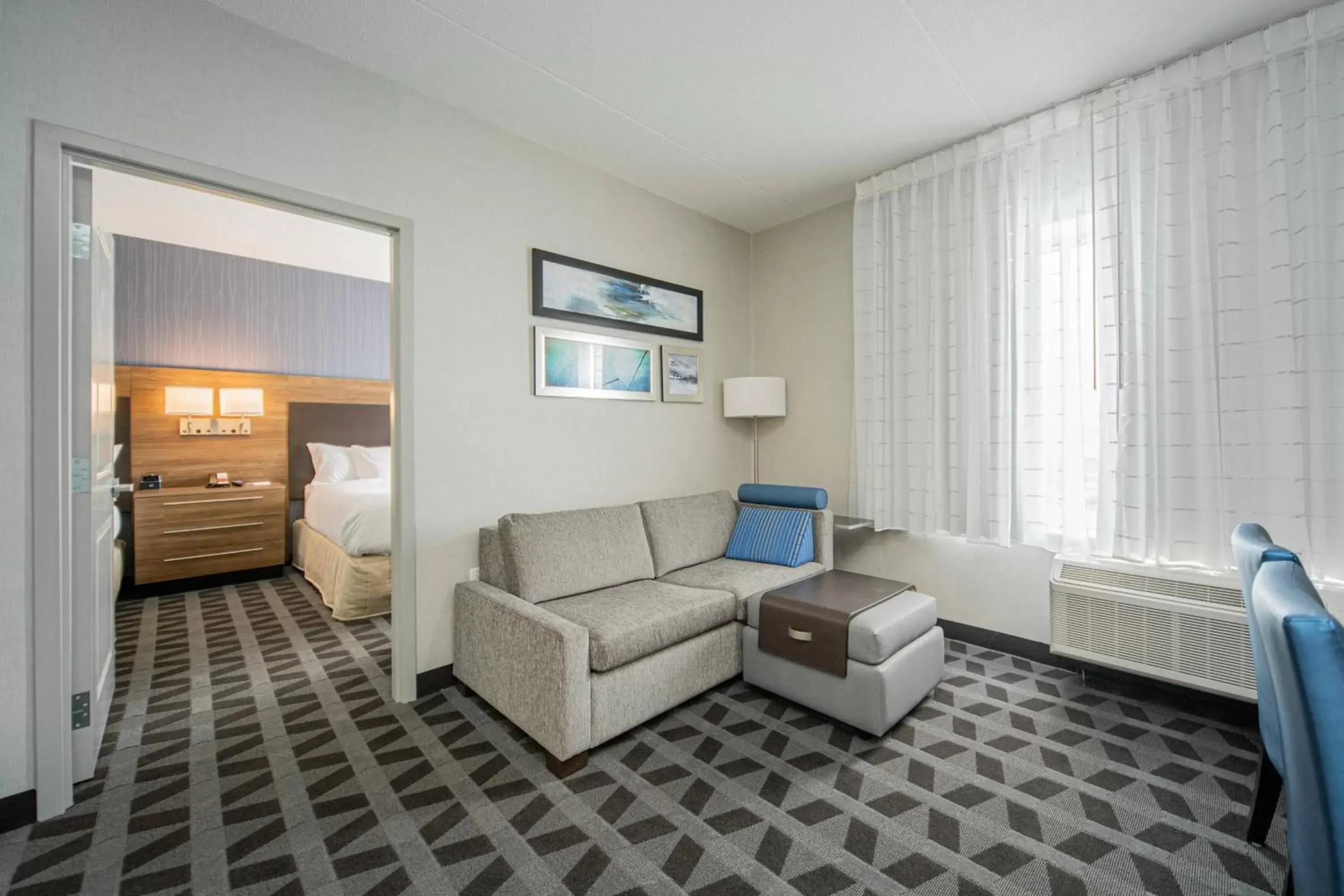 Bedroom, Seating Area in TownePlace Suites by Marriott Brantford and Conference Centre