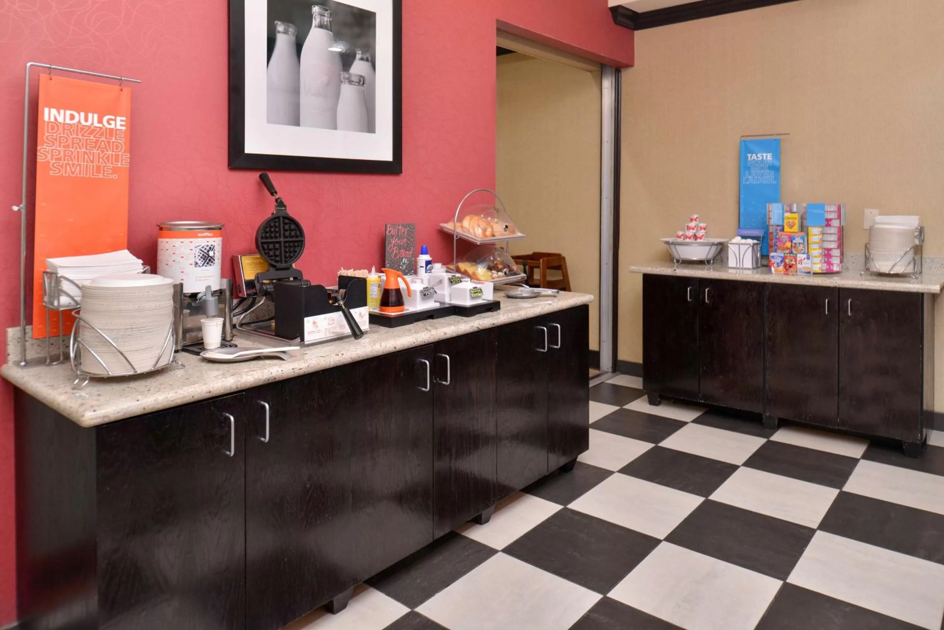 Dining area in Hampton Inn Van Horn