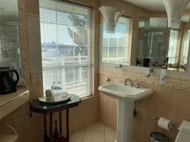 Bathroom in Ocean Breeze Executive Bed and Breakfast