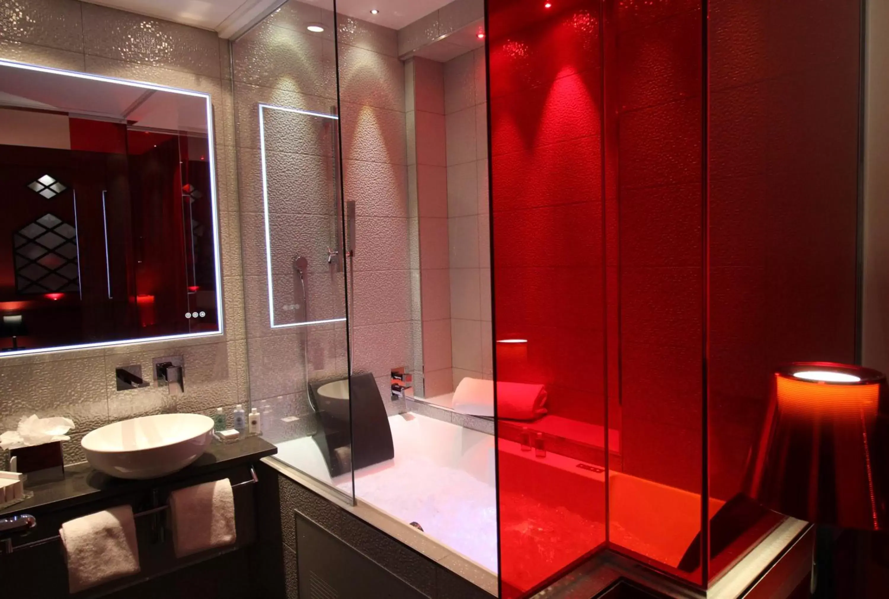 Hot Tub, Bathroom in Secret de Paris - Hotel & Spa