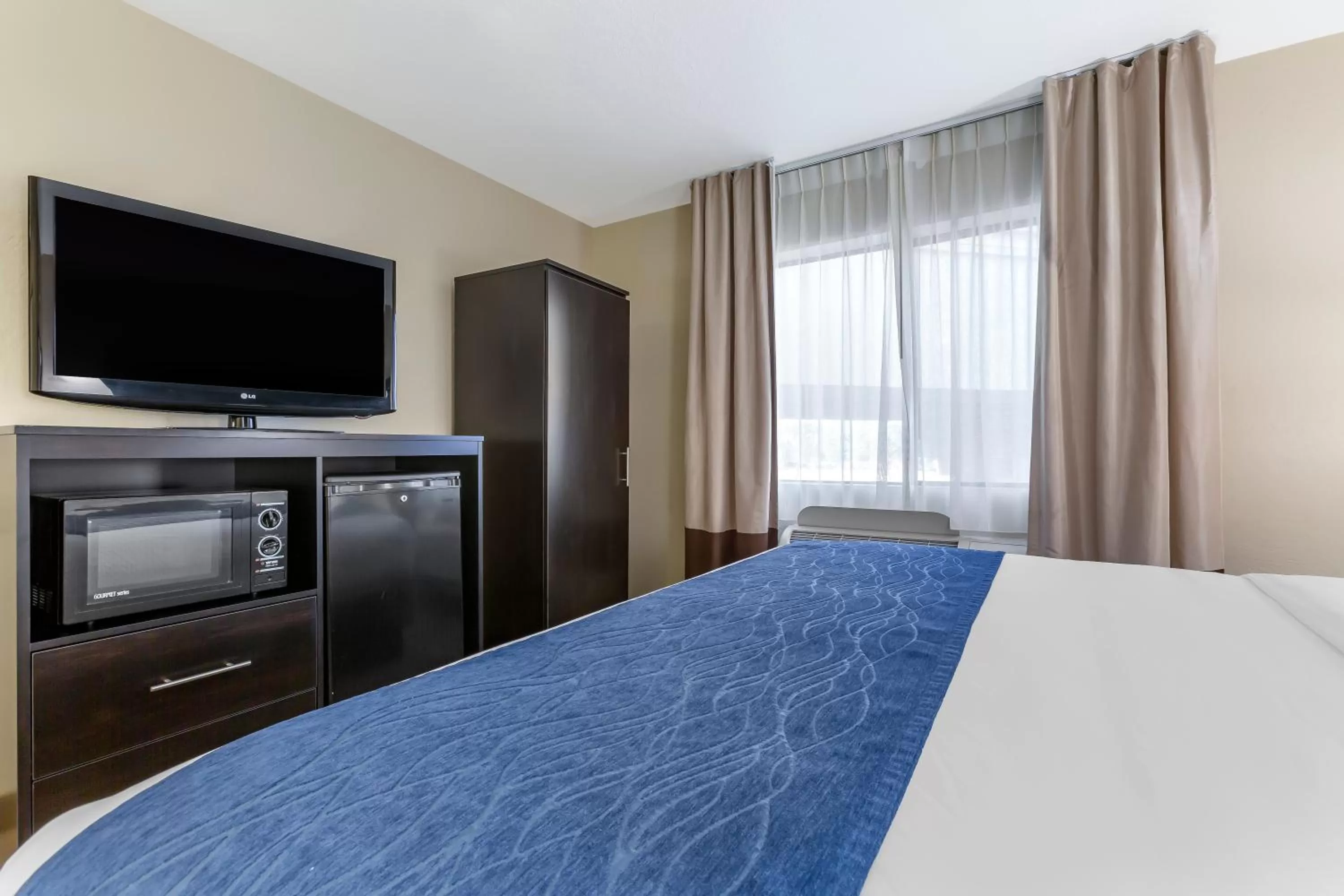 Bed in Comfort Inn & Suites Surprise Near Sun City West