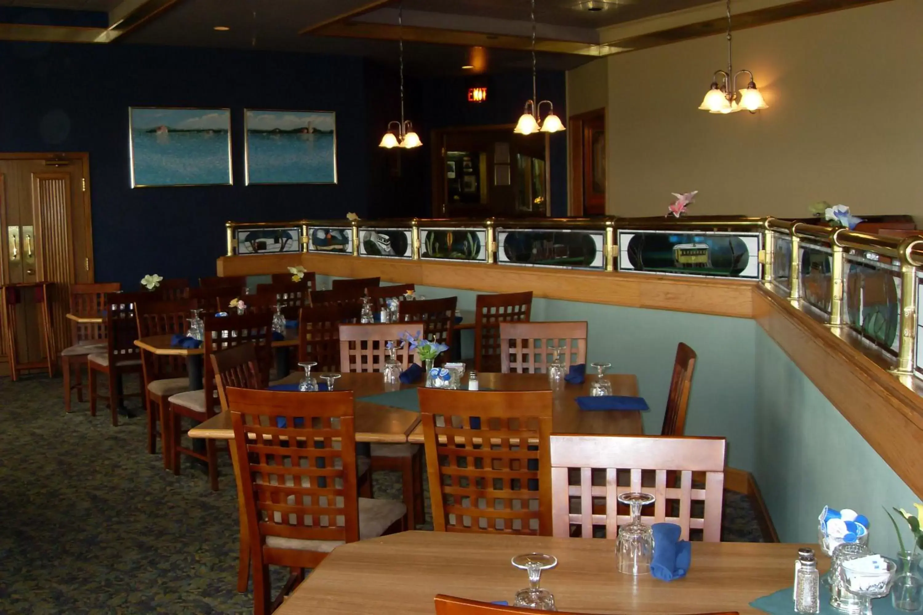Breakfast, Lounge/Bar in Tawas Bay Beach Resort & Conference Center