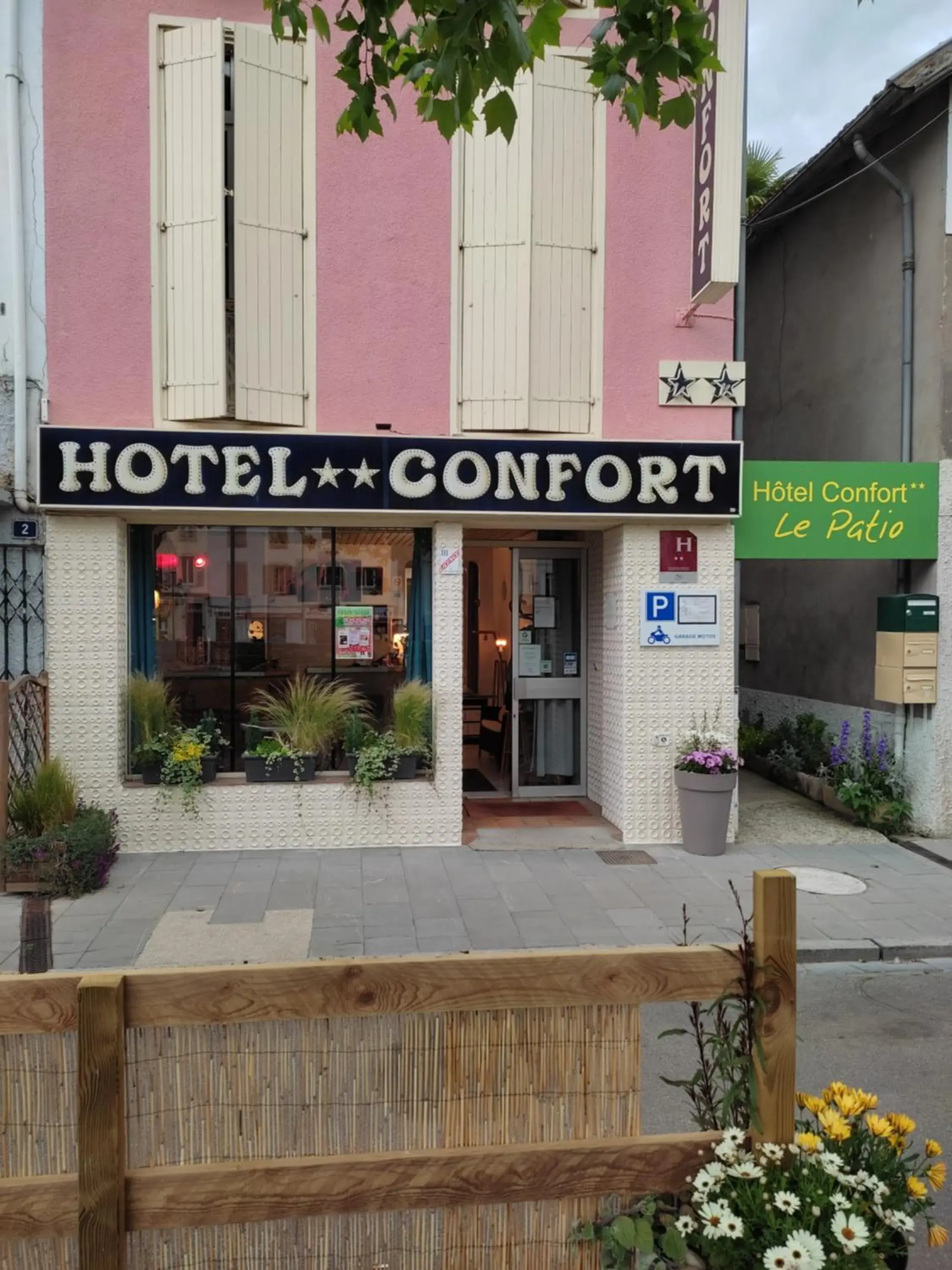 Facade/entrance in Hotel Confort 09