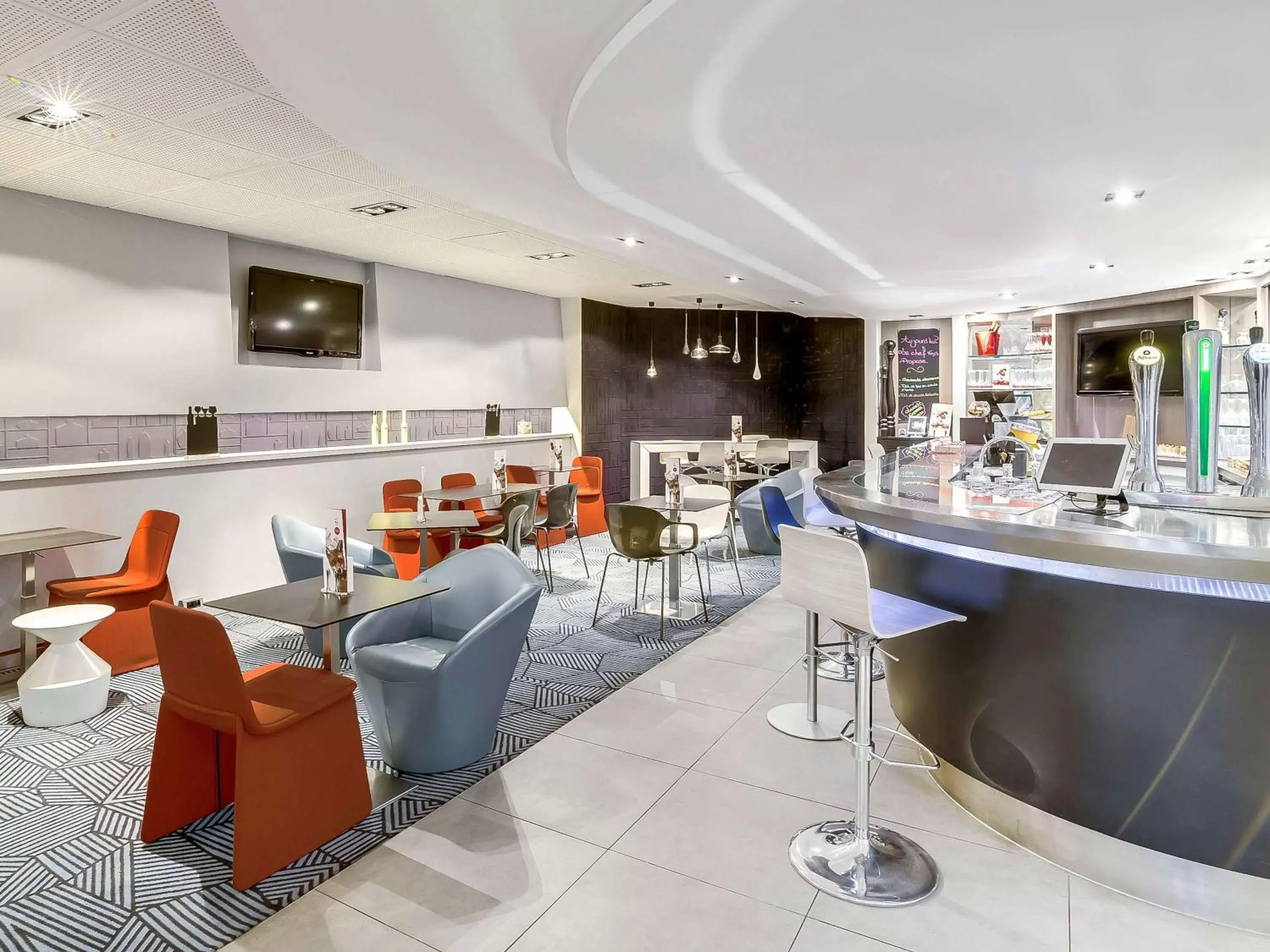 Lounge or bar, Restaurant/Places to Eat in Novotel Paris Orly Rungis