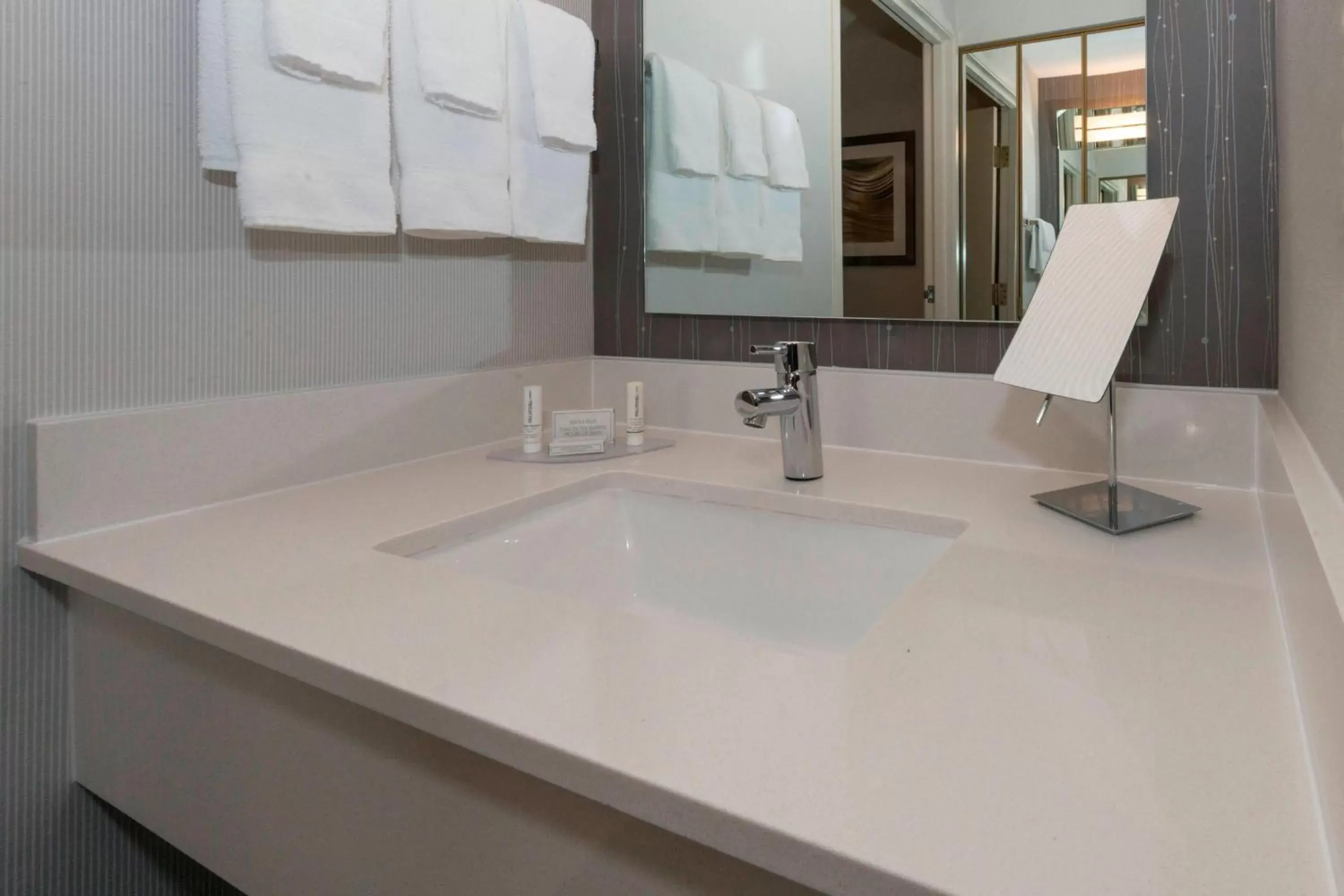 Bathroom in Courtyard by Marriott Lakeland