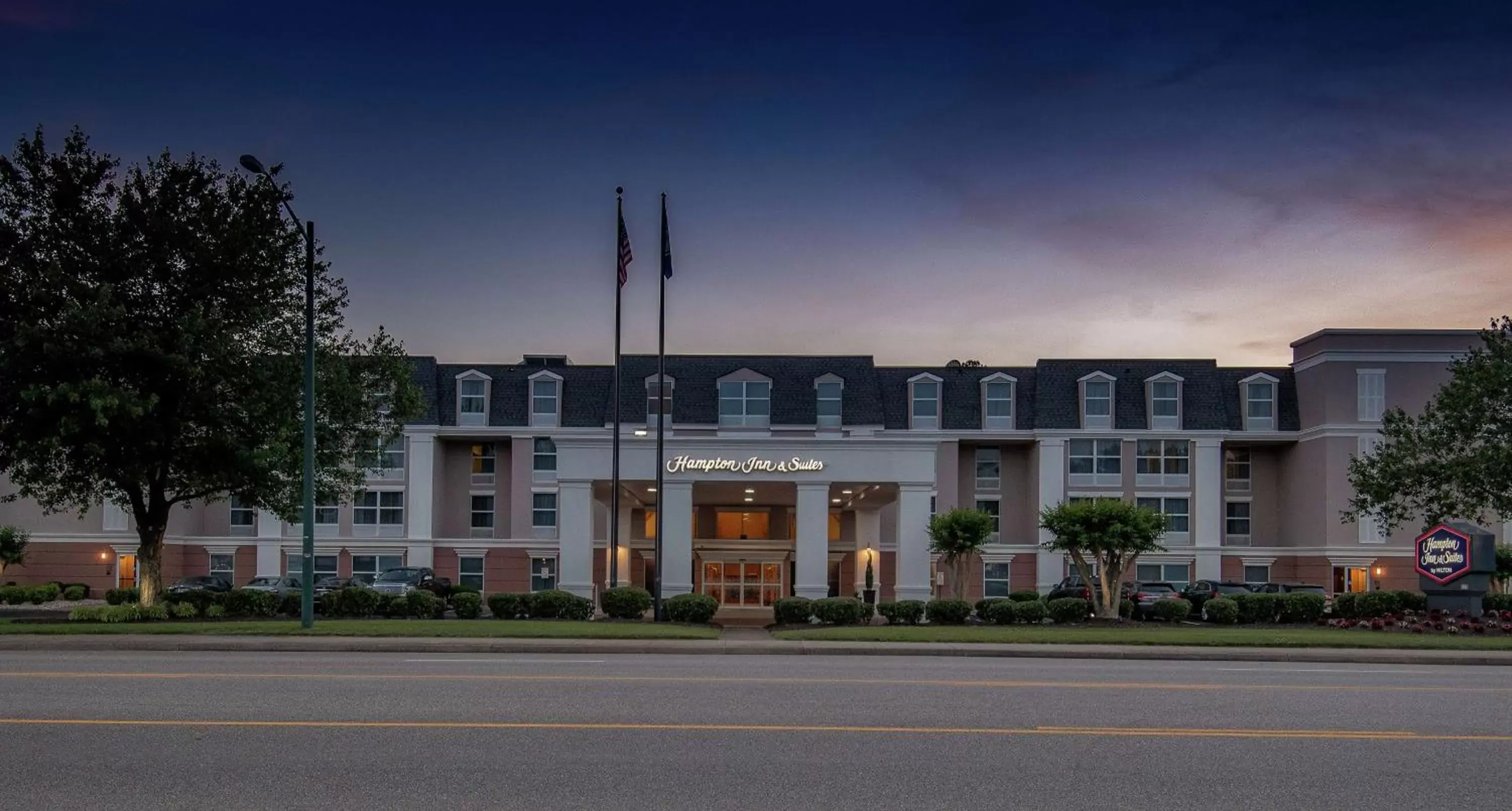 Property Building in Hampton Inn & Suites Williamsburg-Richmond Road