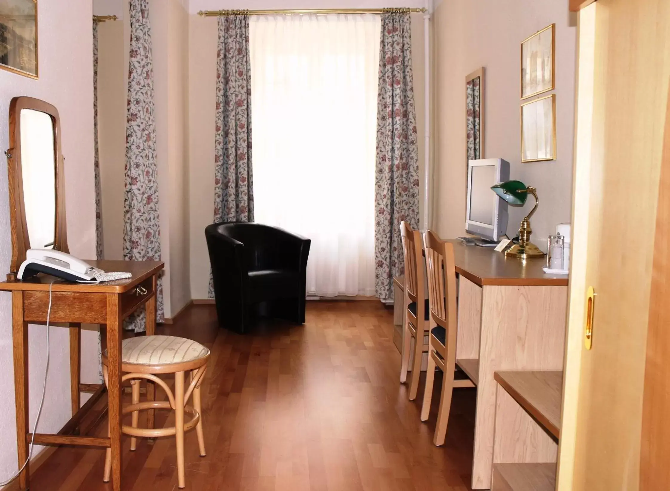 Bedroom, TV/Entertainment Center in Hotel Graf Stadion