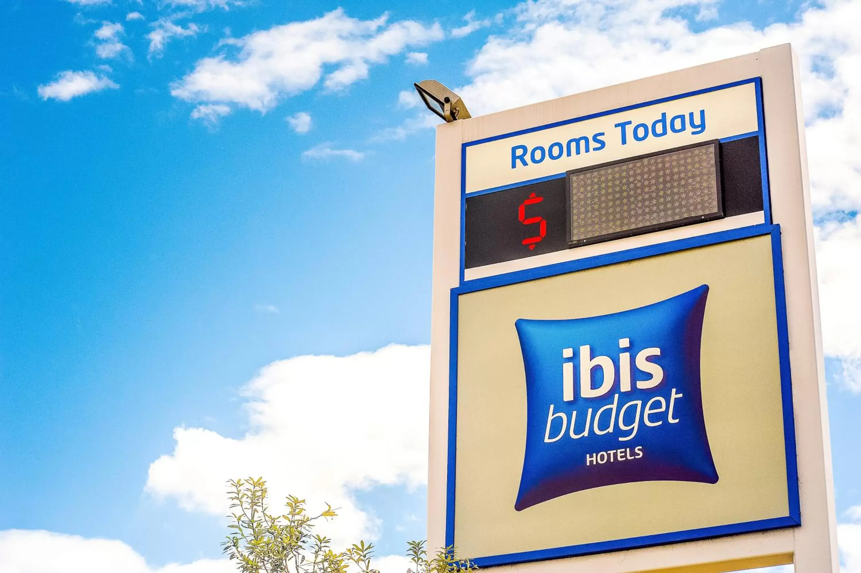 Facade/entrance in Ibis Budget - Casula Liverpool