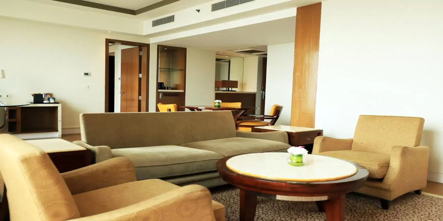 Photo of the whole room, Seating Area in Crowne Plaza New Delhi Okhla, an IHG Hotel