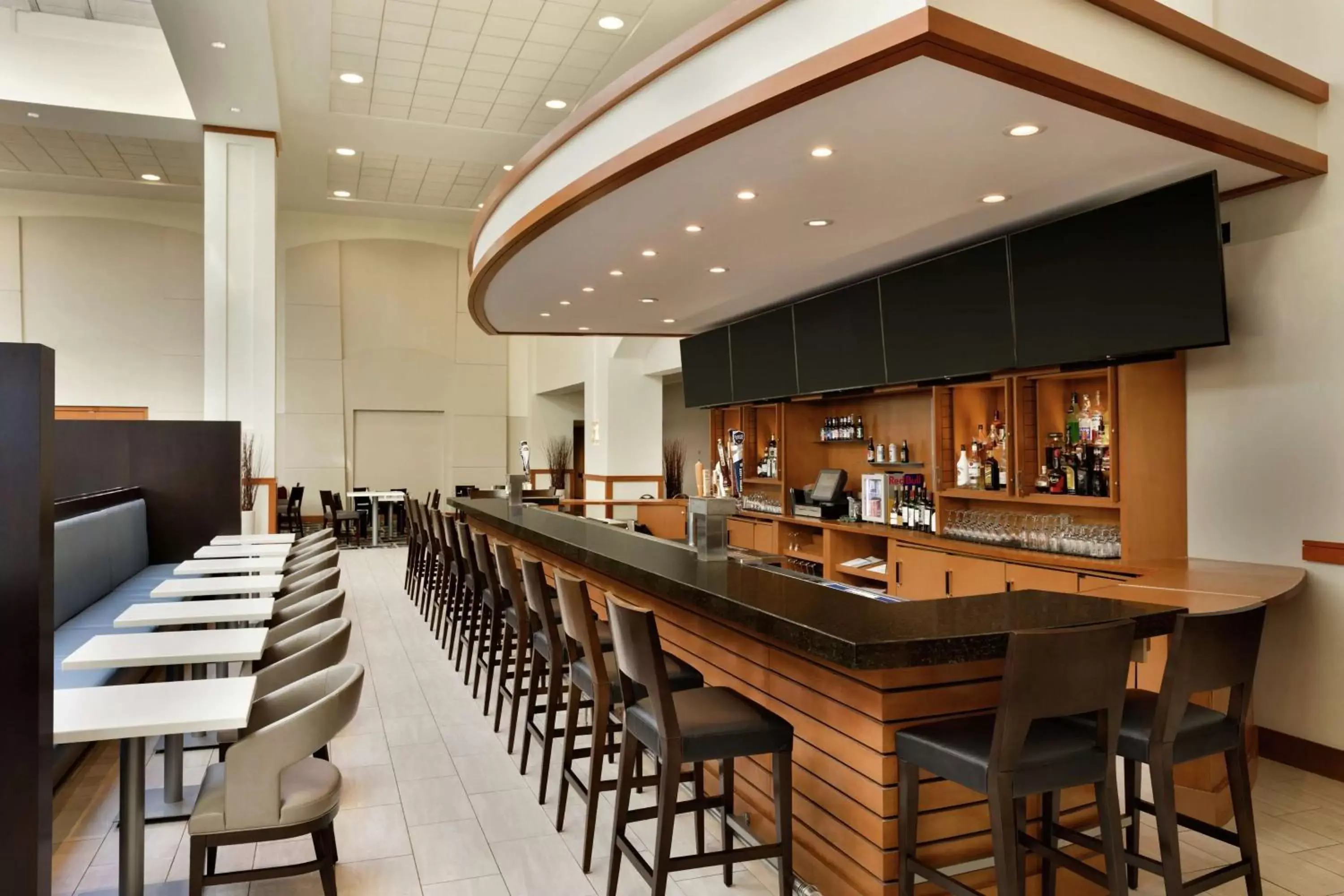 Lounge or bar, Lounge/Bar in Embassy Suites Boston at Logan Airport