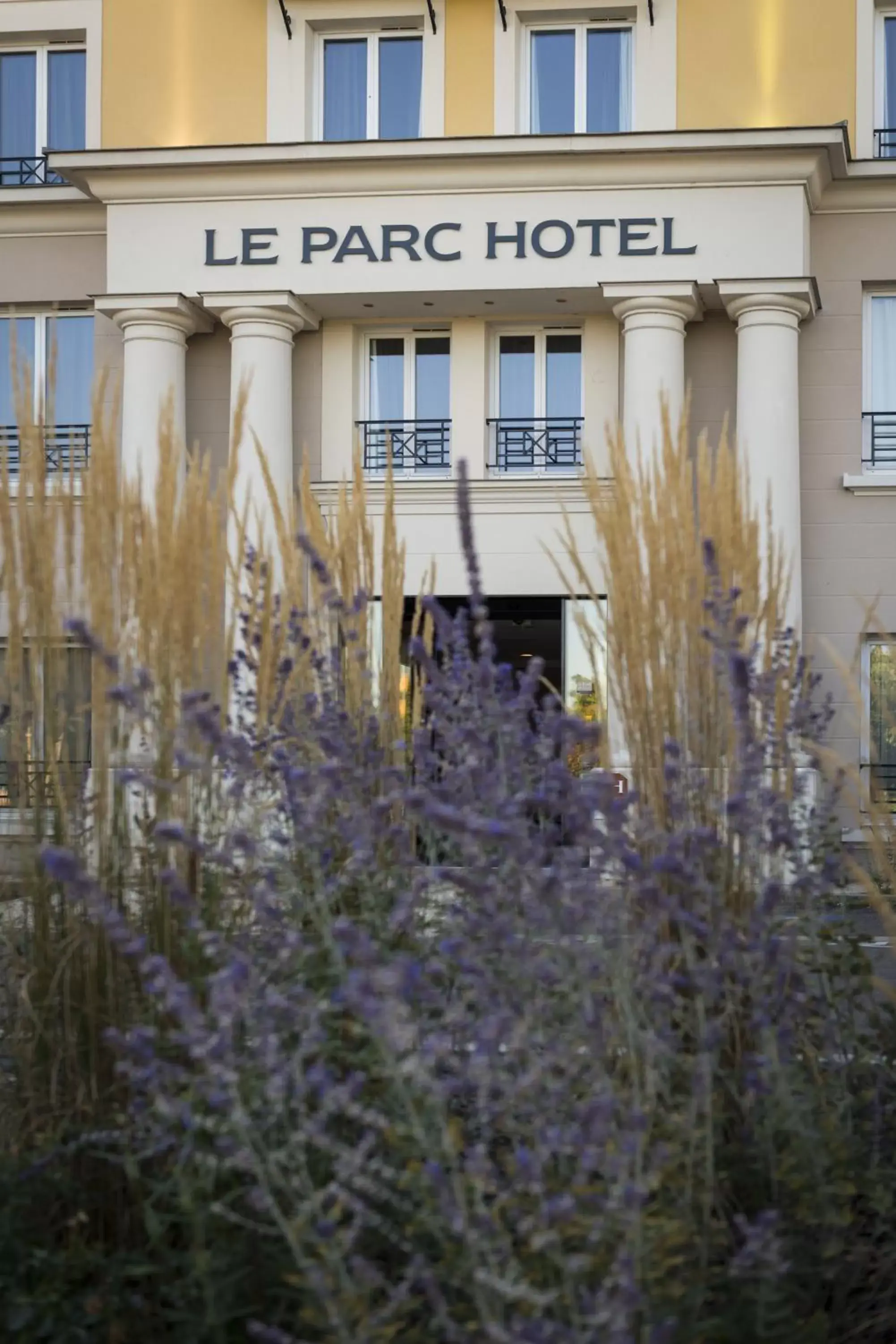 Facade/entrance, Property Building in Plessis Parc Hôtel
