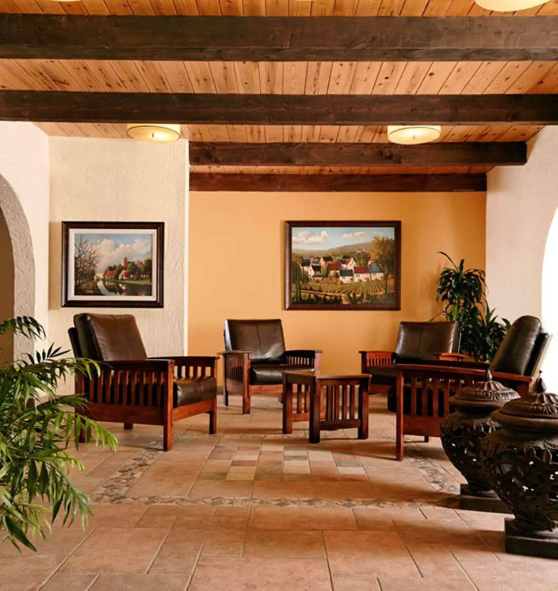 Communal lounge/ TV room in Hôtel Chéribourg