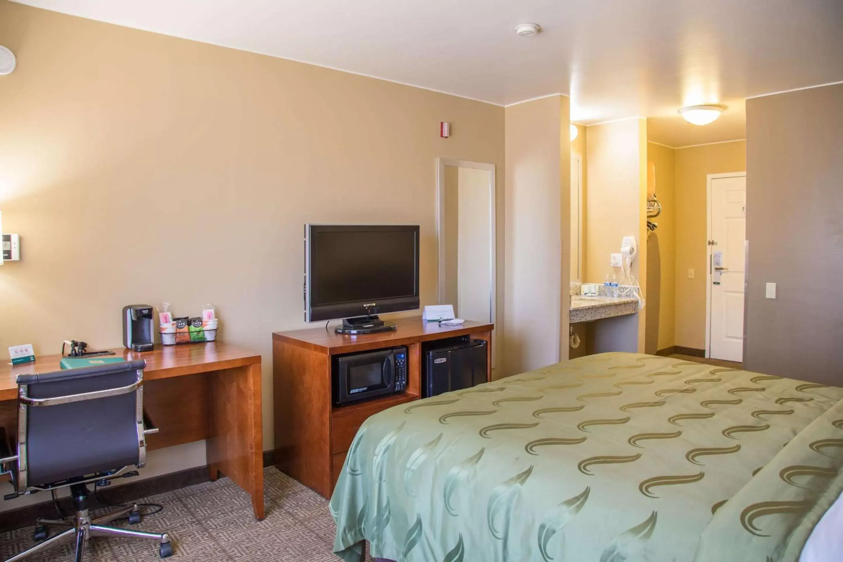 Photo of the whole room, TV/Entertainment Center in Quality Inn Merced Gateway to Yosemite