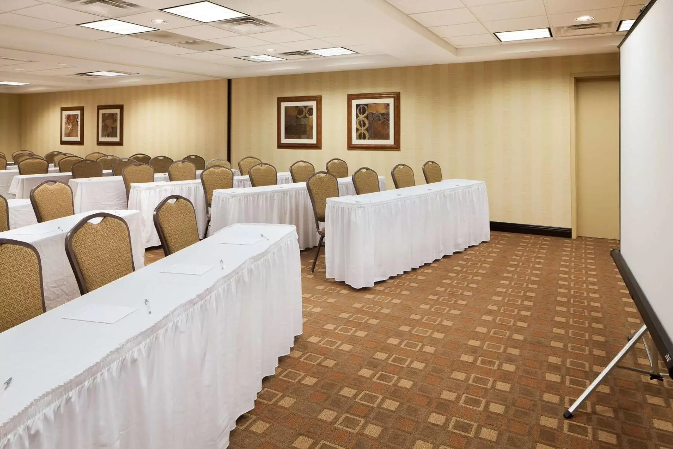 Meeting/conference room in Hampton Inn & Suites Chicago/Saint Charles