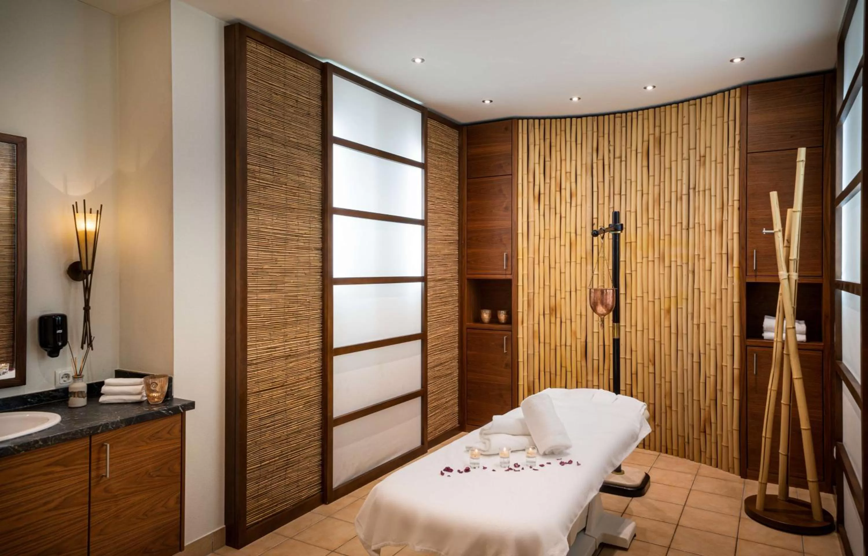 Spa and wellness centre/facilities, Bed in KUHOTEL by Rilano