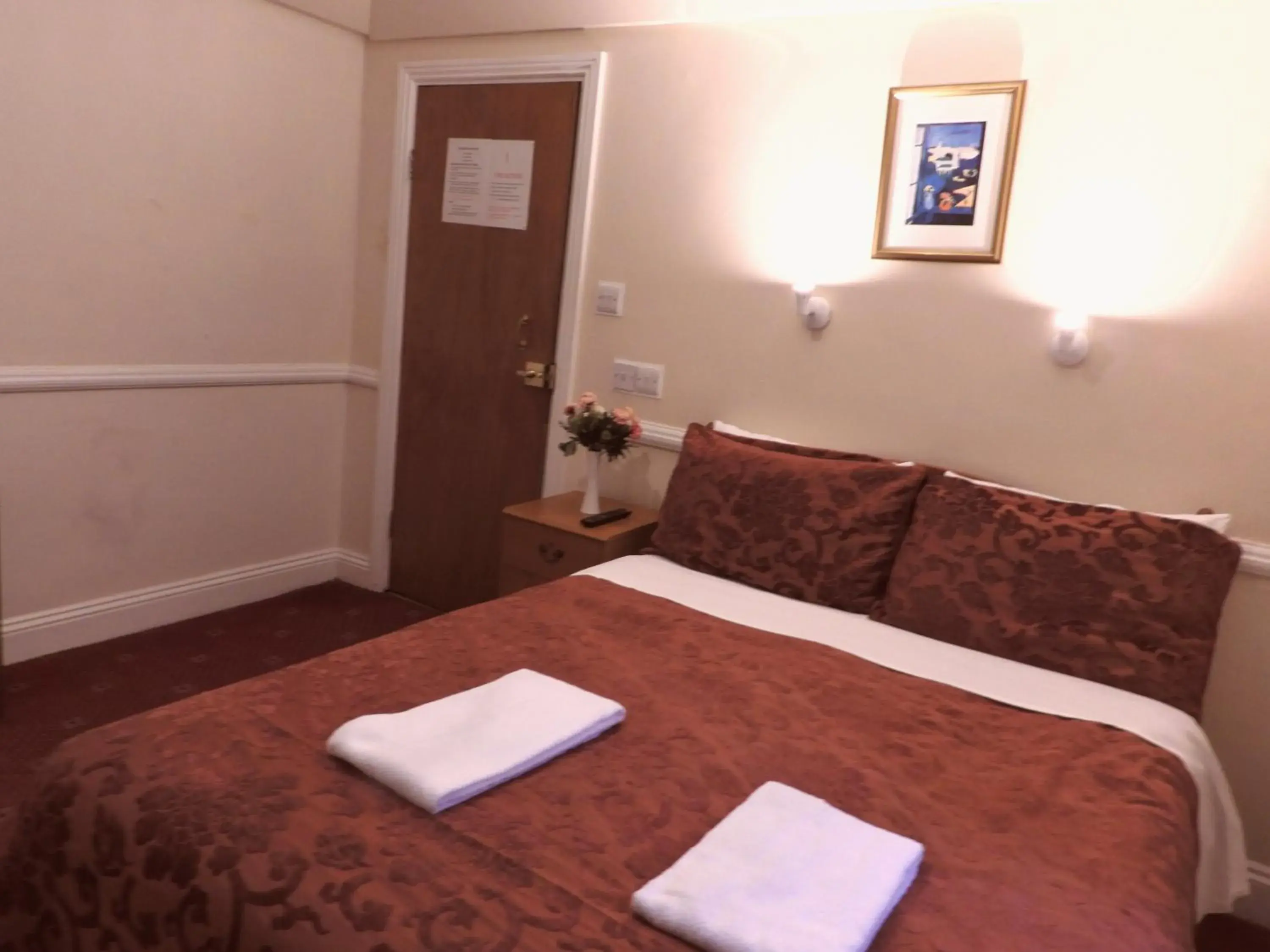 Bedroom, Bed in Europa House Hotel, Paddinton, London