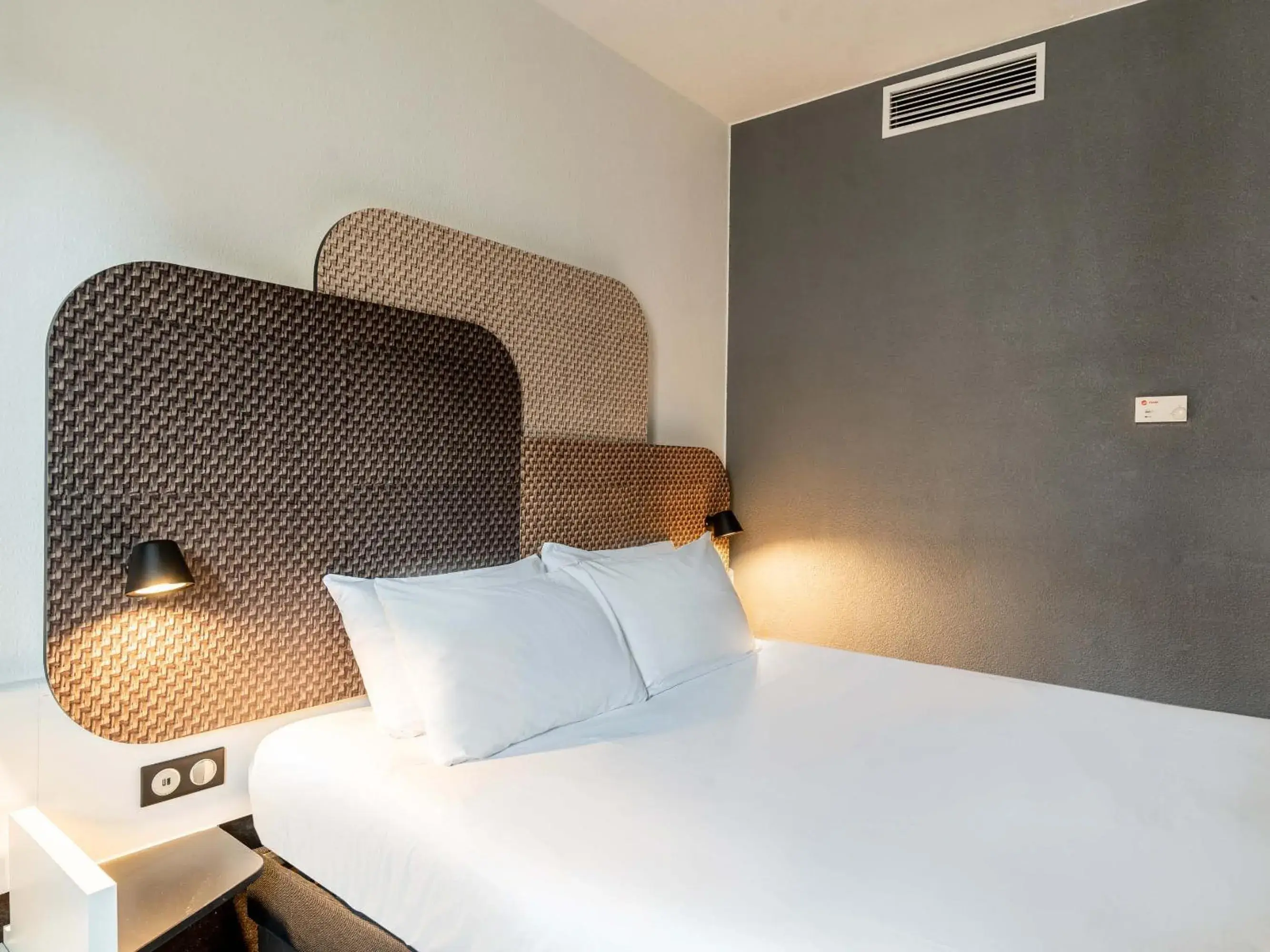 Bedroom, Bed in B&B HOTEL Rouen Centre Rive Droite